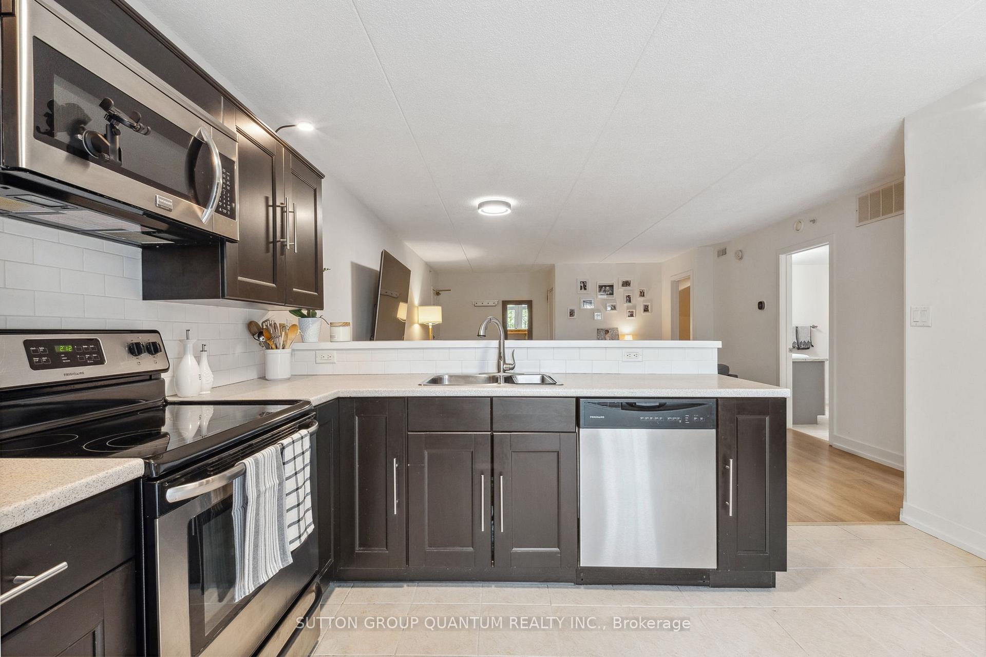 2 Bedrooms Condo at 4003 Kilmer, Burlington For sale