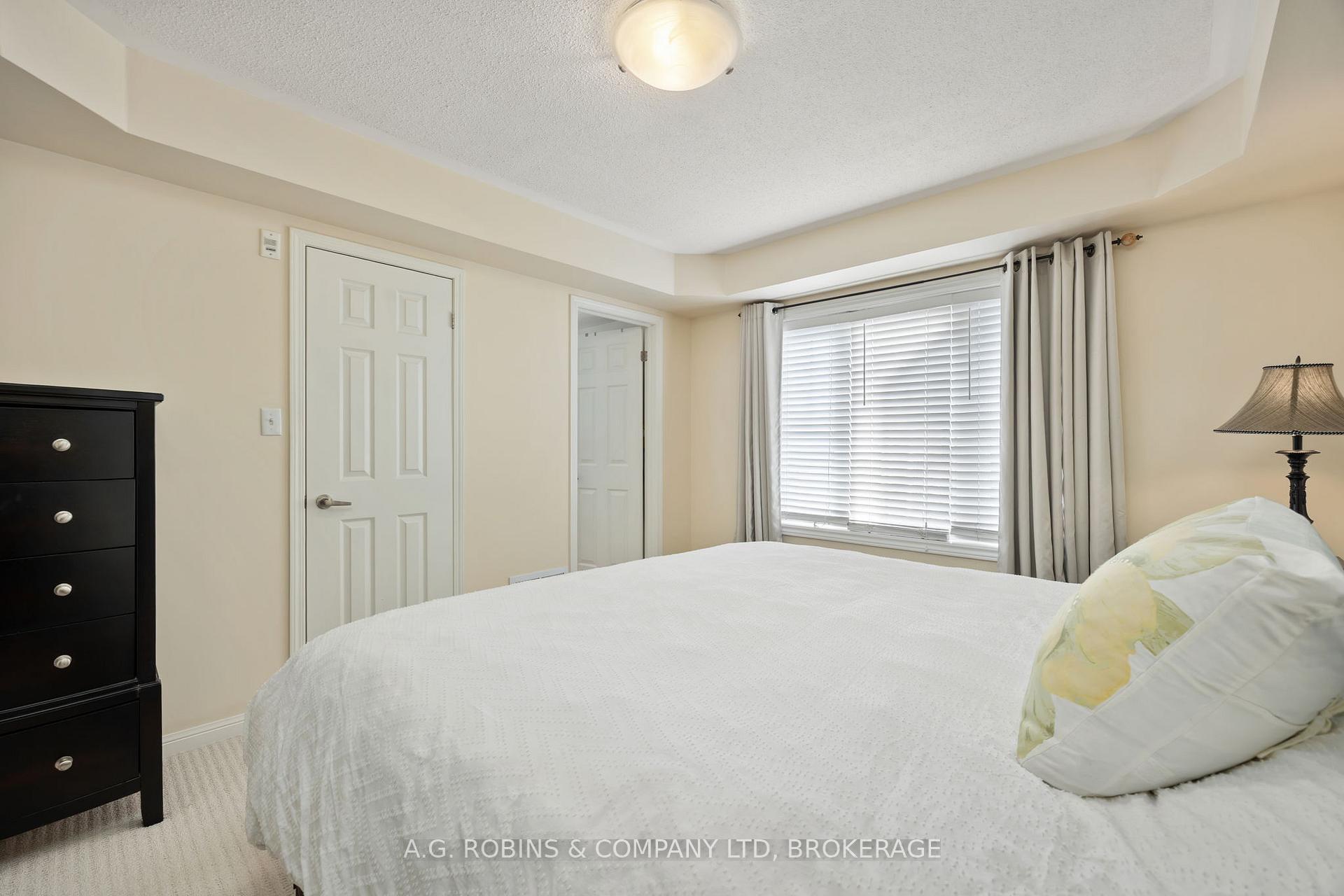 3 Bedrooms Condo at 595 Dundas, Mississauga For sale