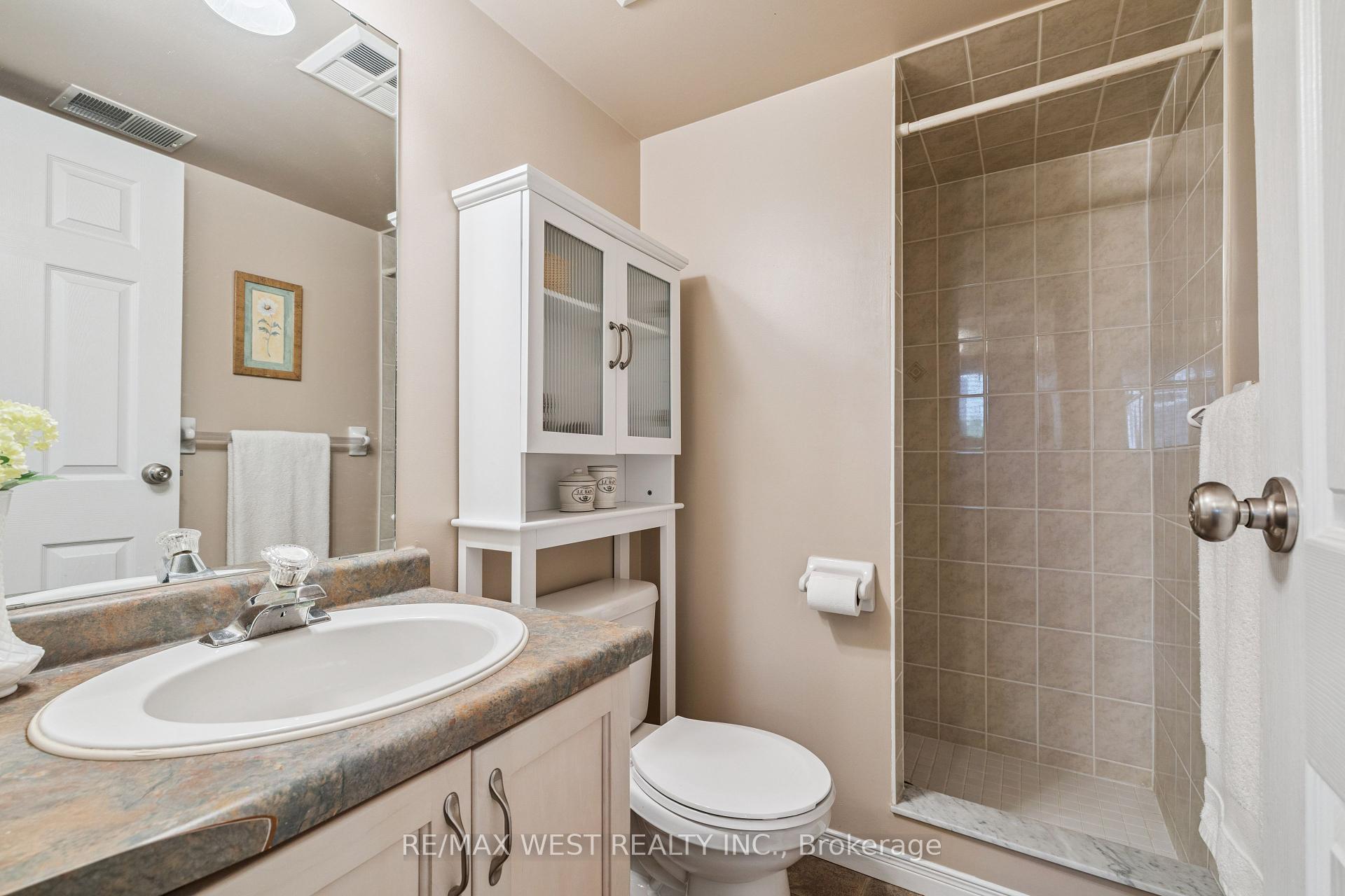 2 Bedrooms Condo at 3499 Upper Middle, Burlington For sale