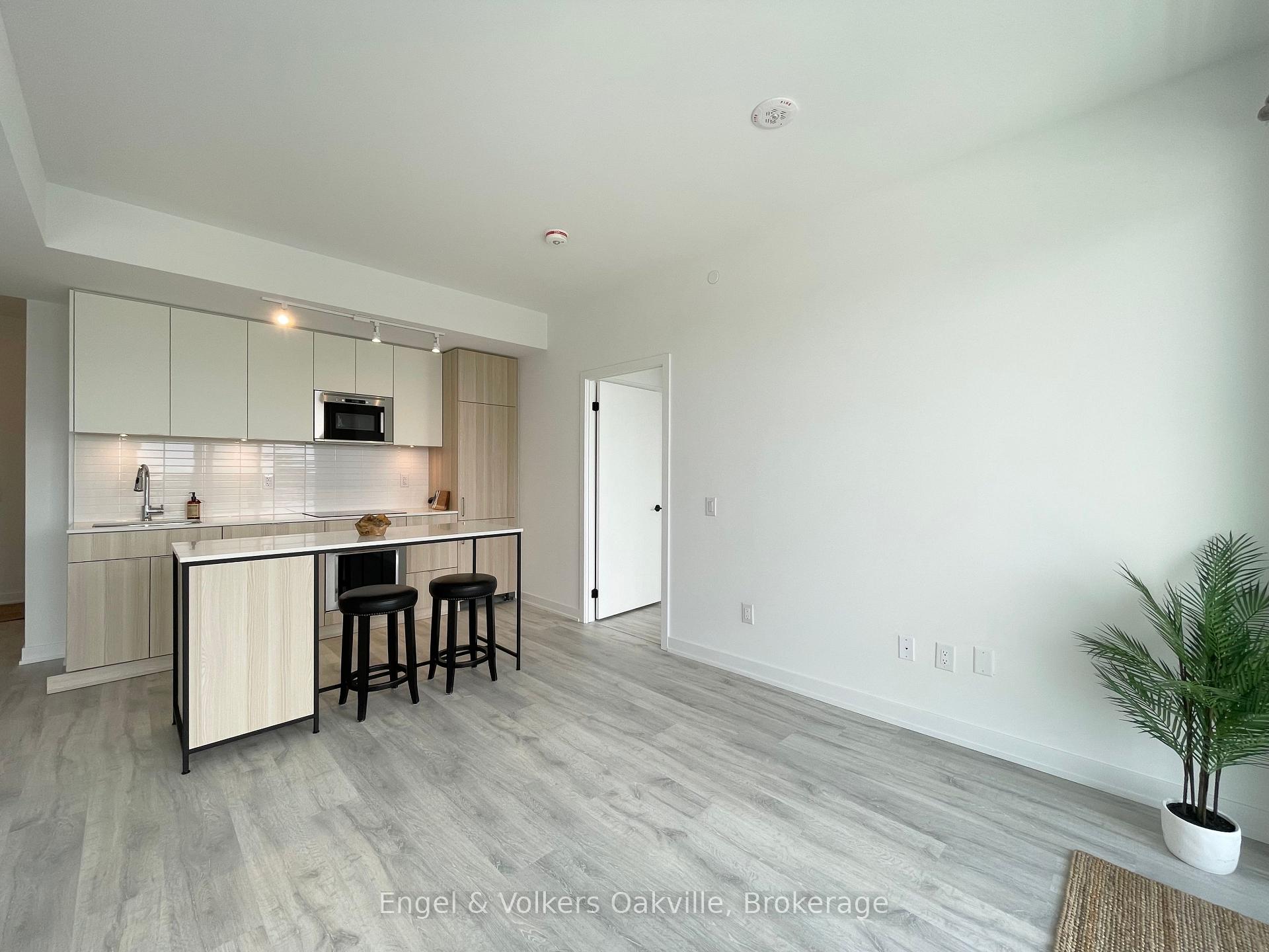 2 Bedrooms Condo at 220 Missinnihe, Mississauga For sale