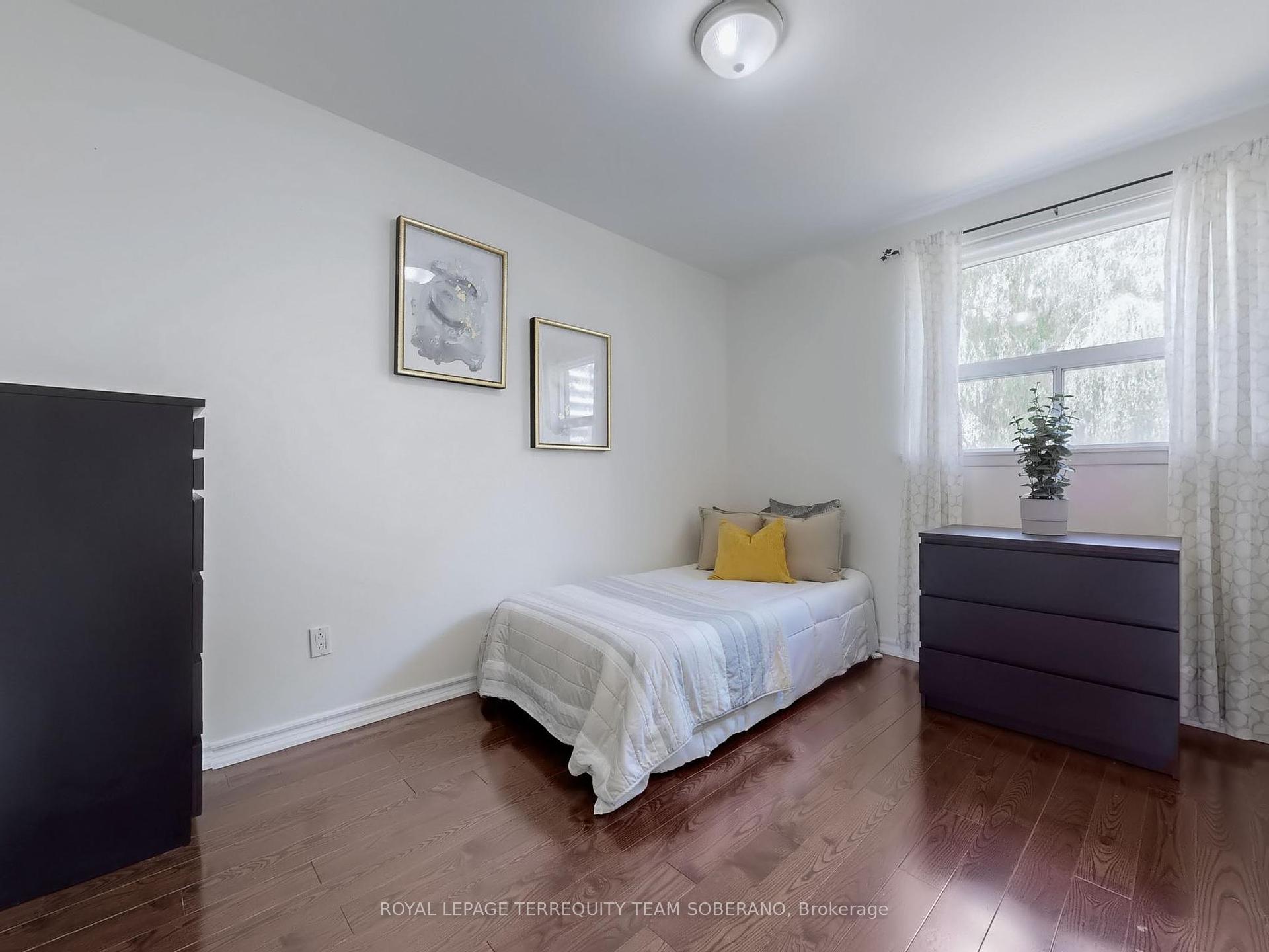 3 Bedrooms Condo at 8 Village Greenway, Toronto For sale