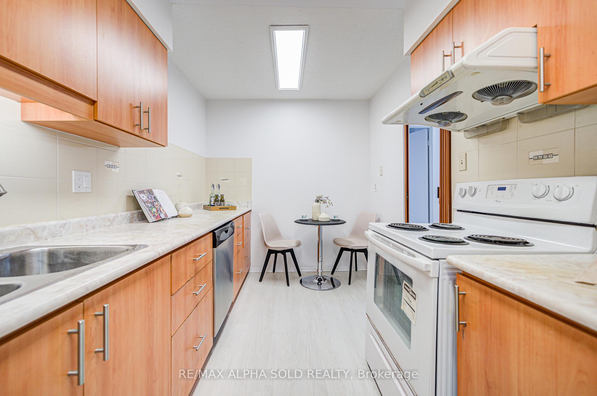 3 Bedrooms Condo at 100 Echo Point, Toronto For sale