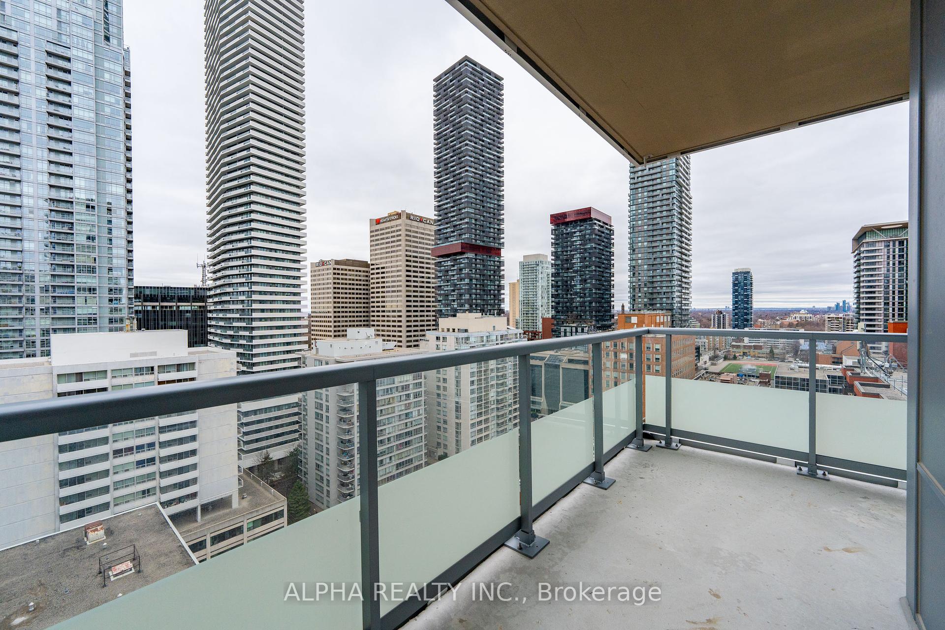 3 Bedrooms Condo at 50 Dunfield,  Toronto For sale