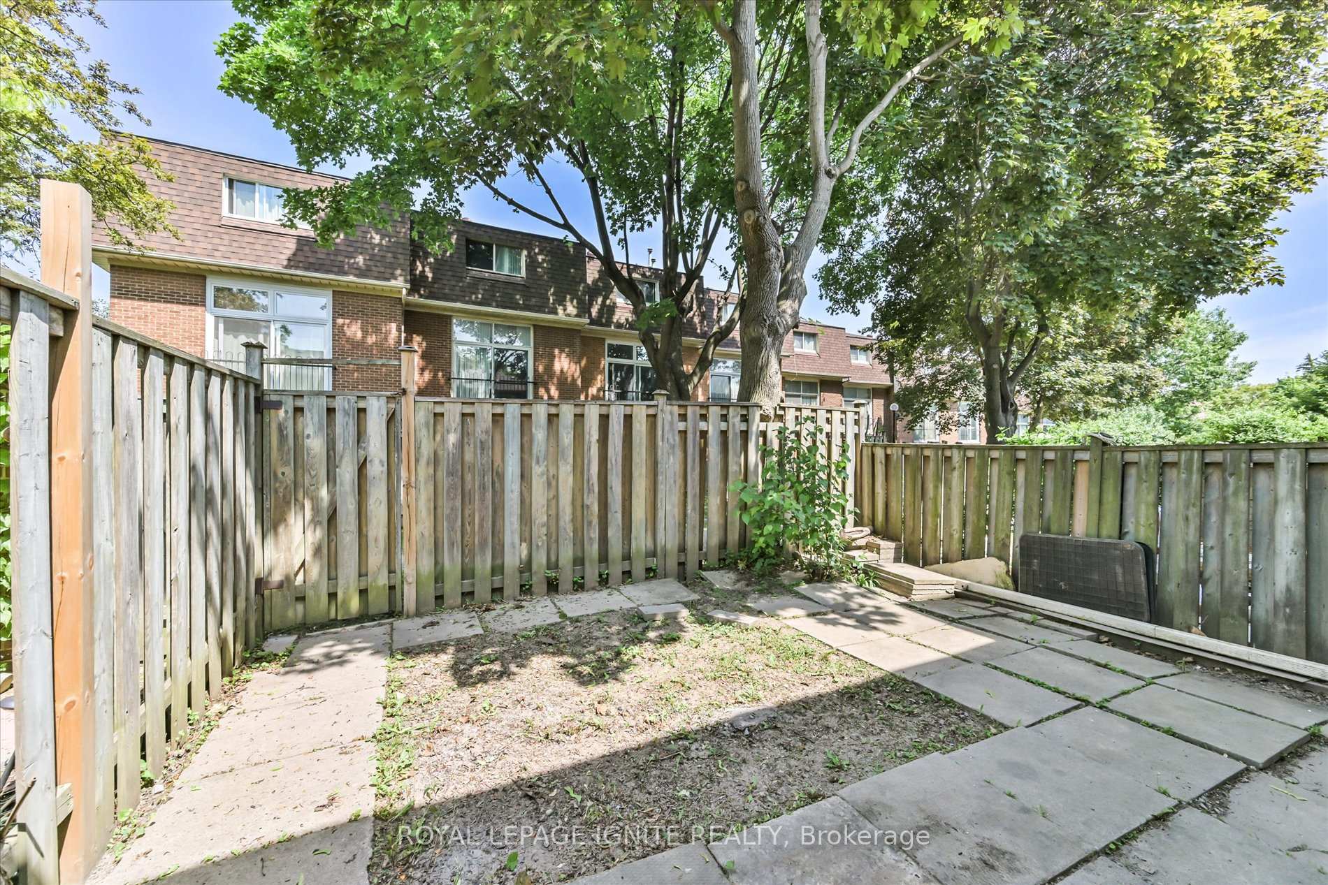 5 Bedrooms Condo at 40 Dundalk, Toronto For sale