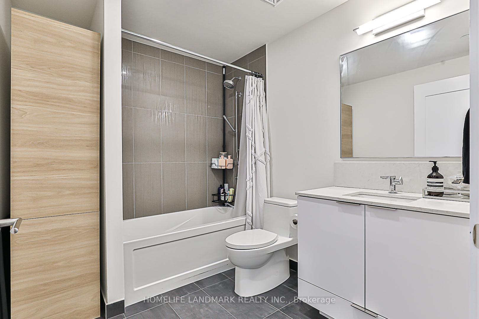 3 Bedrooms Condo at 28 Freeland, Toronto For sale