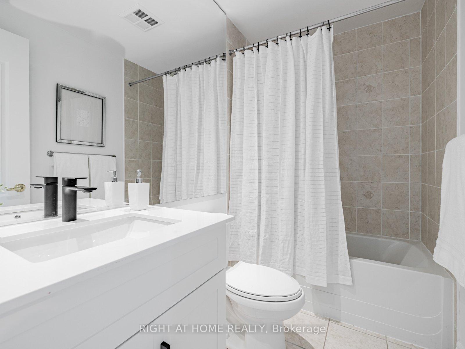 3 Bedrooms Condo at 1 Clairtrell, Toronto For sale