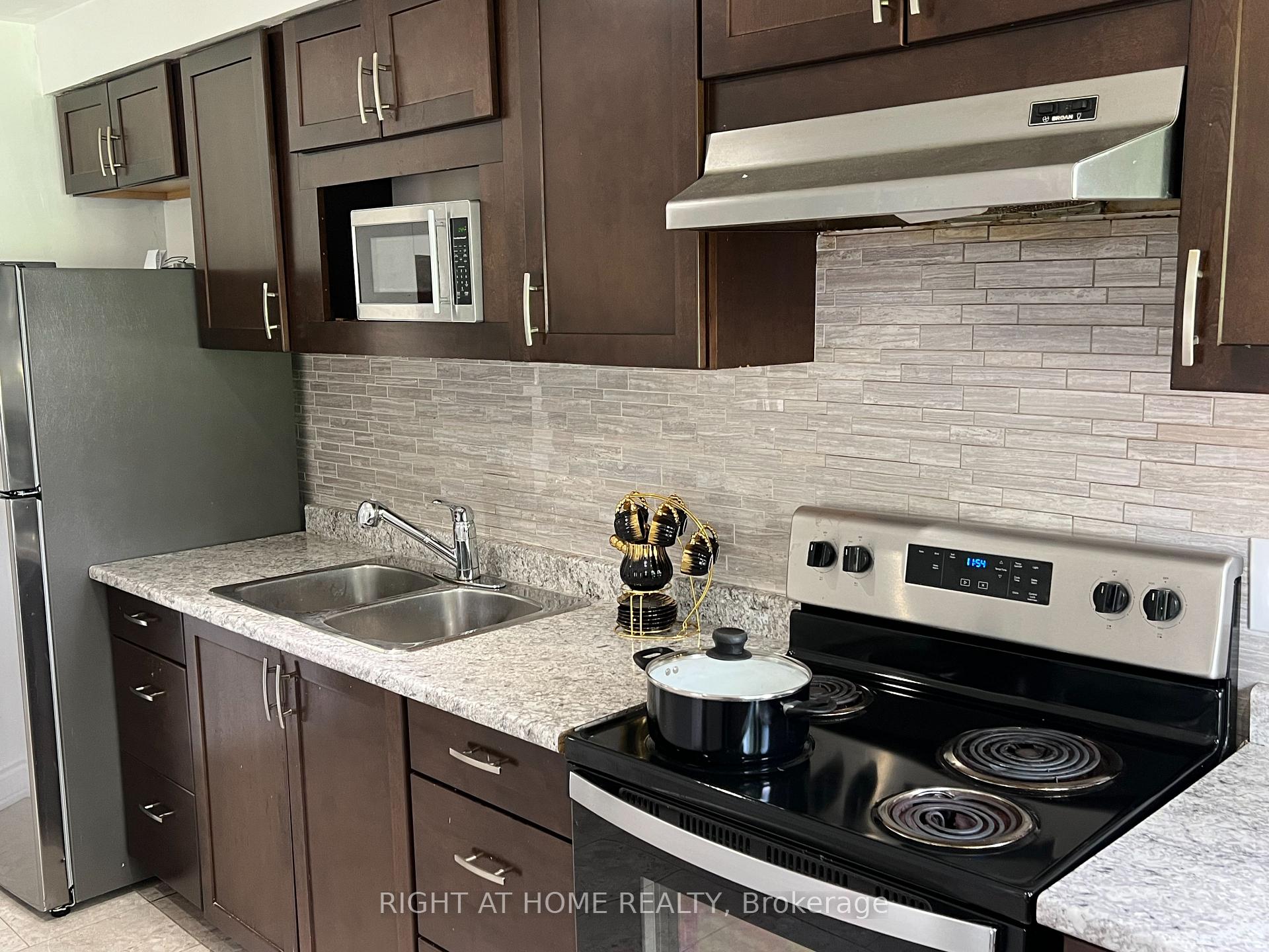 5 Bedrooms Condo at 3040 Constitution, Mississauga For sale