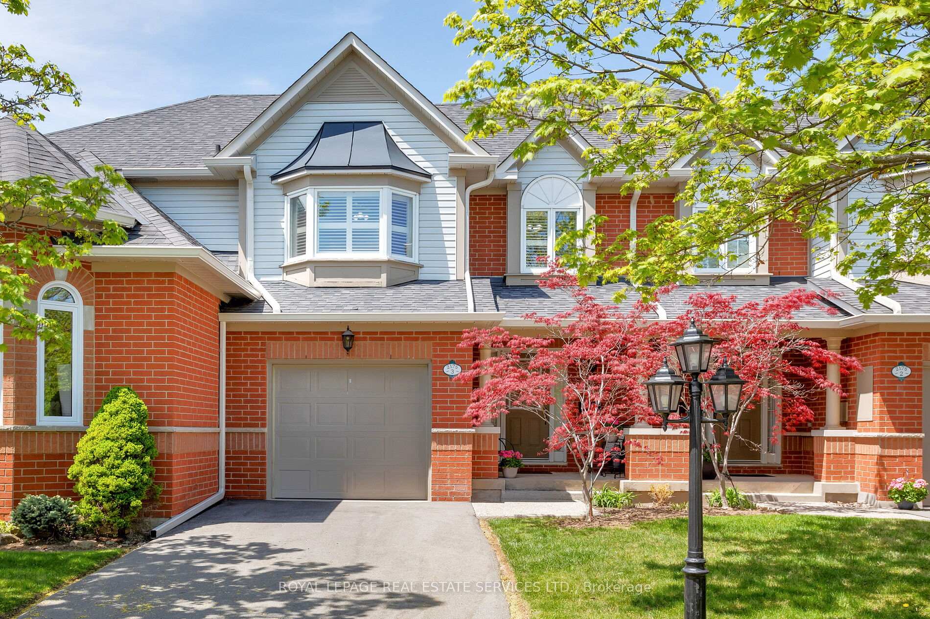 3 Bedrooms Condo at 2175 Country Club, Burlington For sale