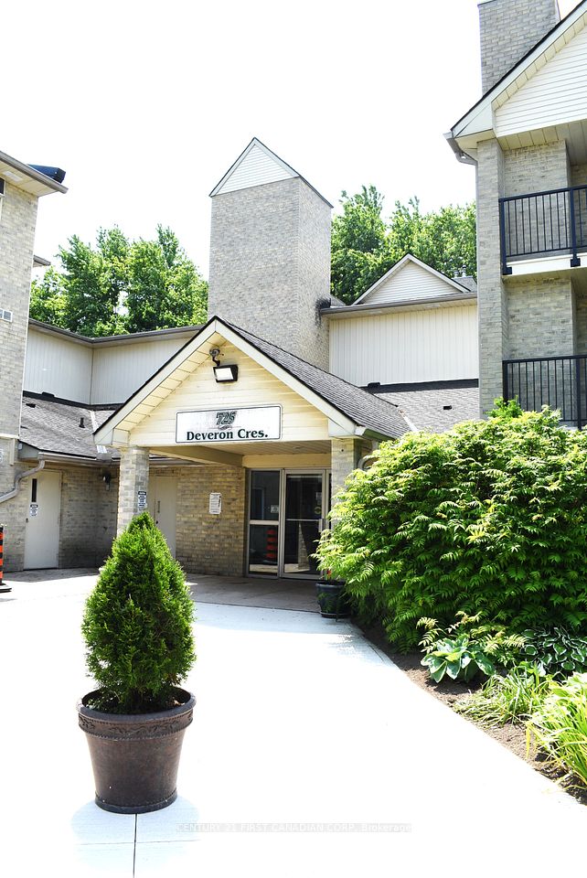 725 Deveron Crescent