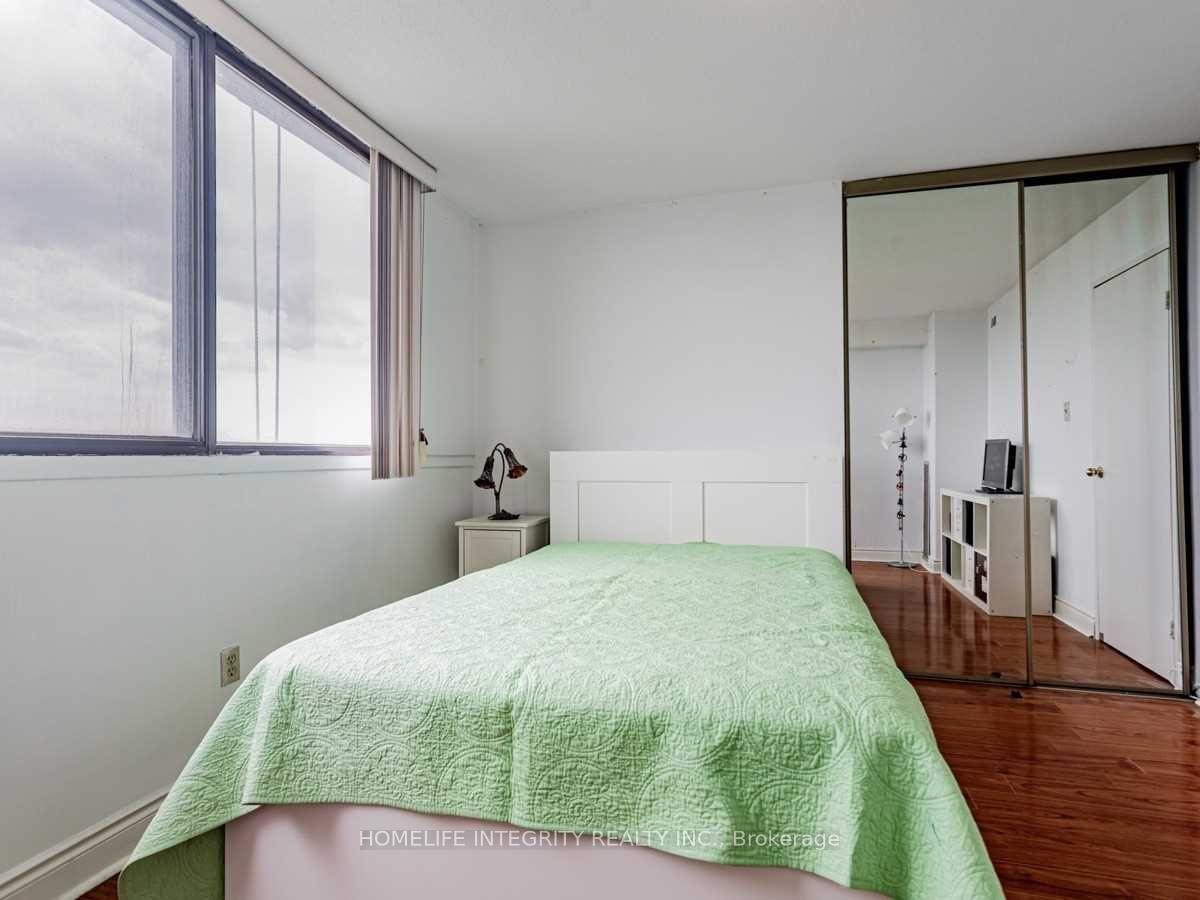3 Bedrooms Condo at 150 Neptune, Toronto For sale