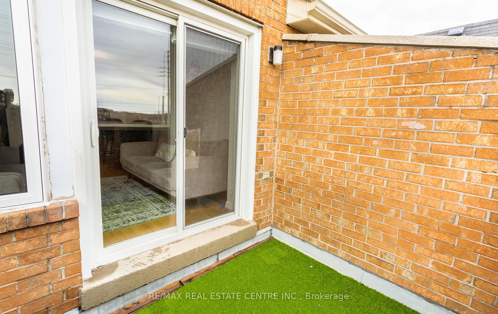 3 Bedrooms Condo at 45 Bristol,  Mississauga For sale