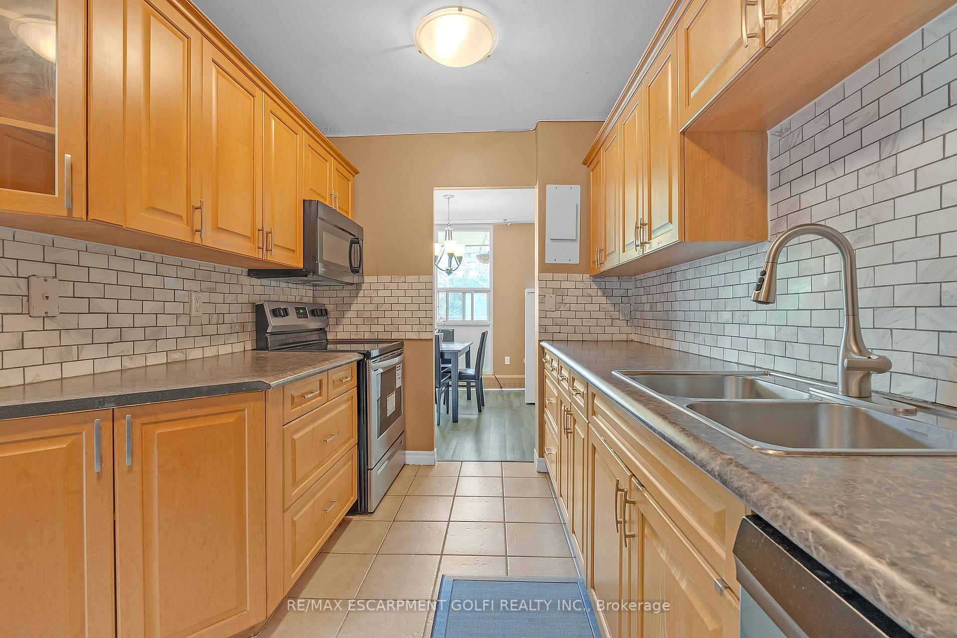 3 Bedrooms Condo at 1966 Main, Hamilton For sale