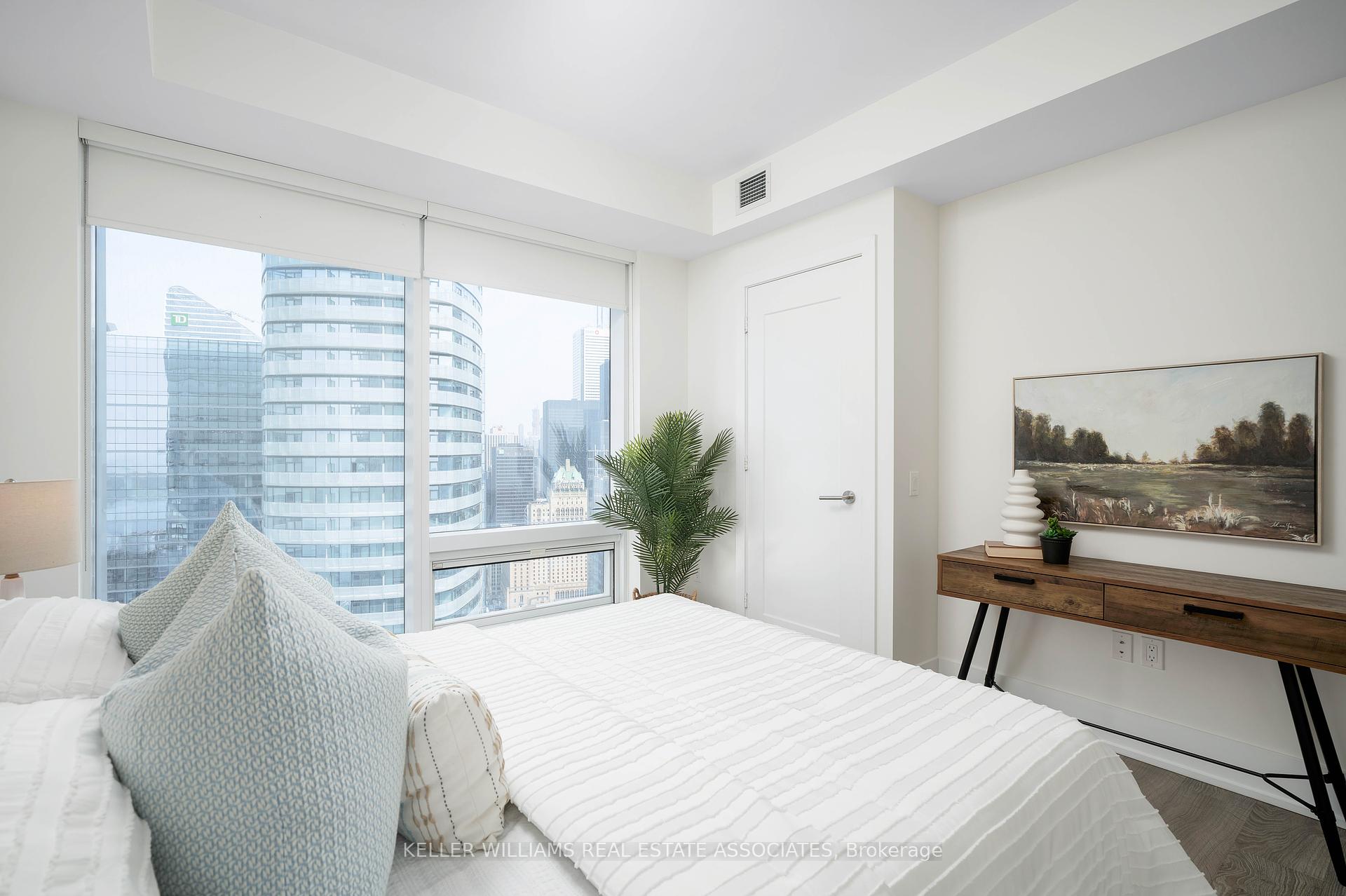 2 Bedrooms Condo at 10 York, Toronto For sale