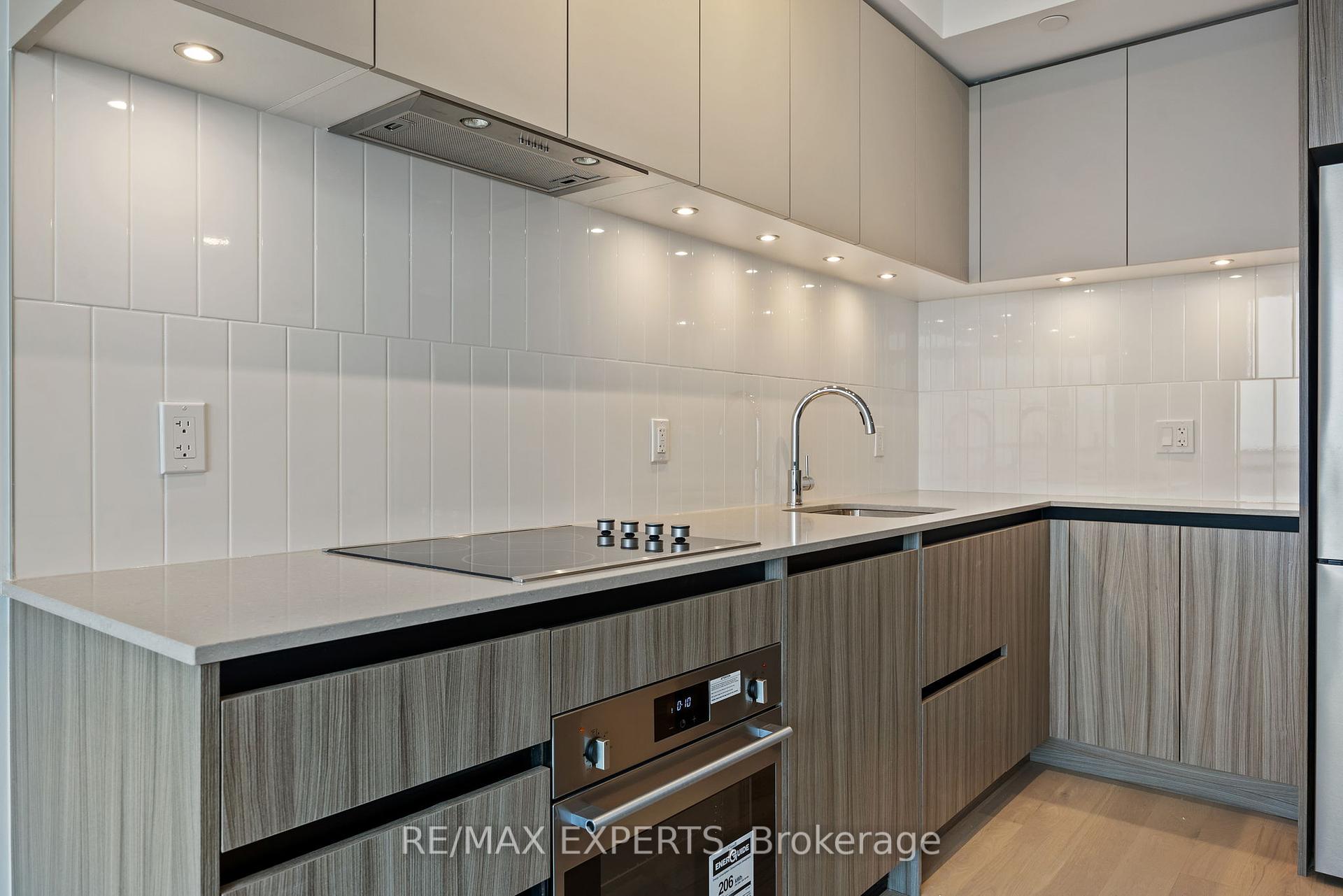 2 Bedrooms Condo at 7950 Bathurst, Vaughan For sale
