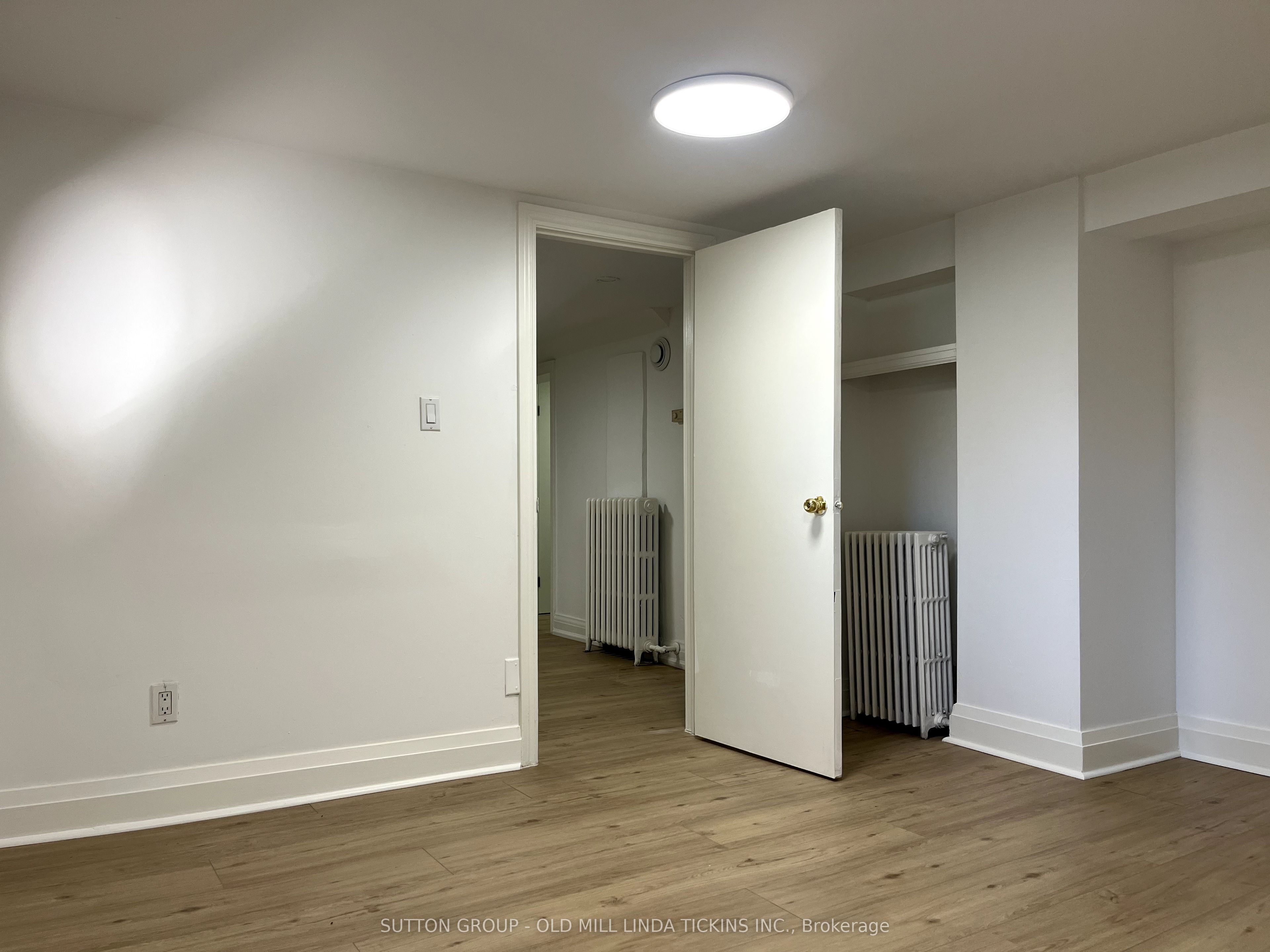 71 Royalavon Crescent, #Basement
