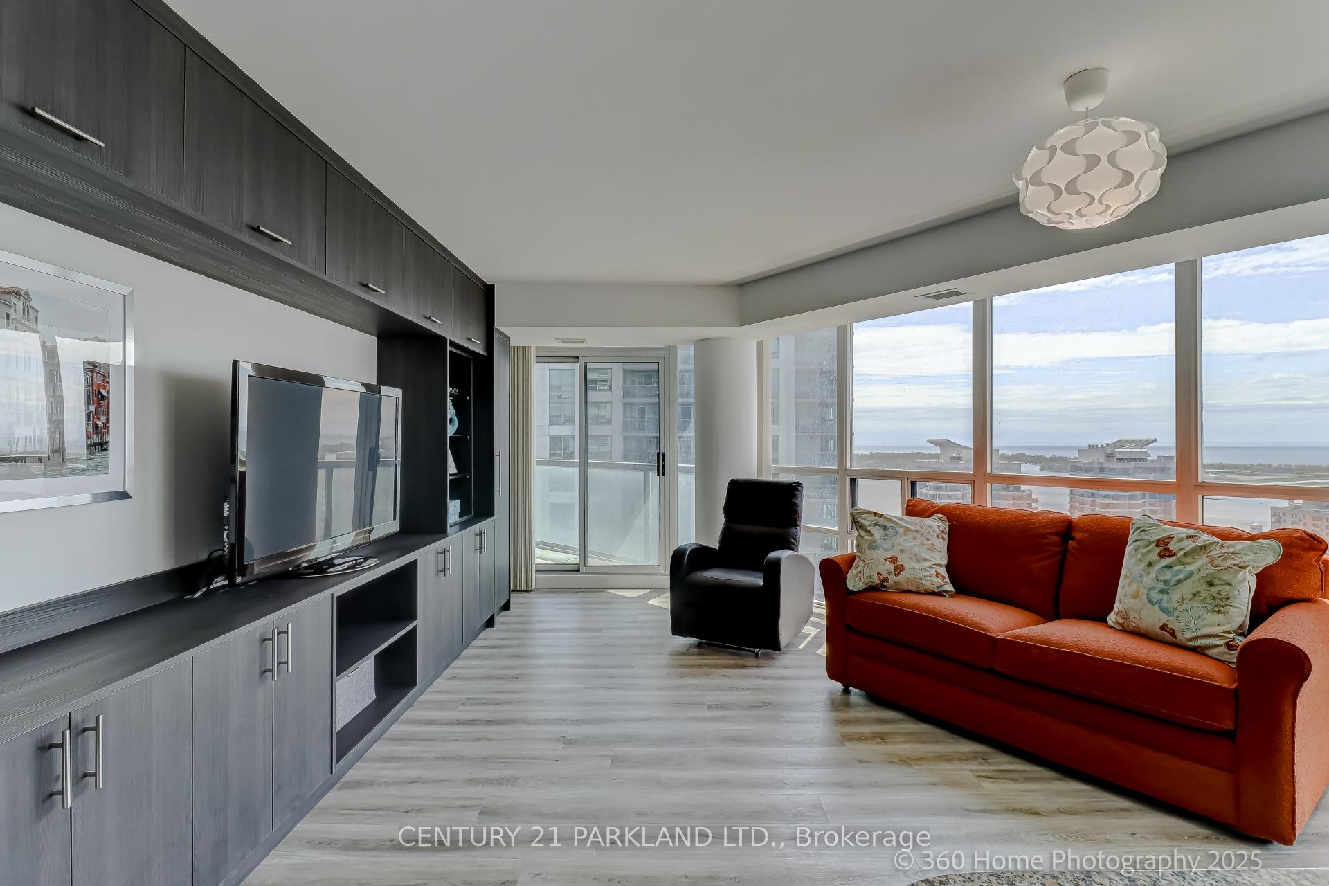 2 Bedrooms Condo at 30 Grand Trunk, Toronto For sale