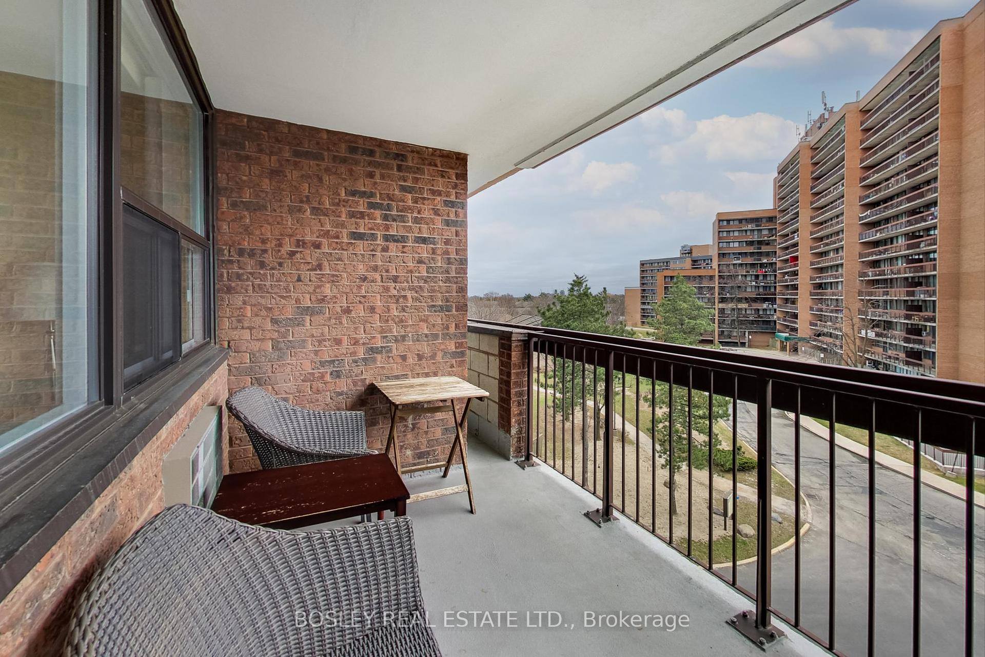 2 Bedrooms Condo at 3501 Glen Erin,  Mississauga For sale