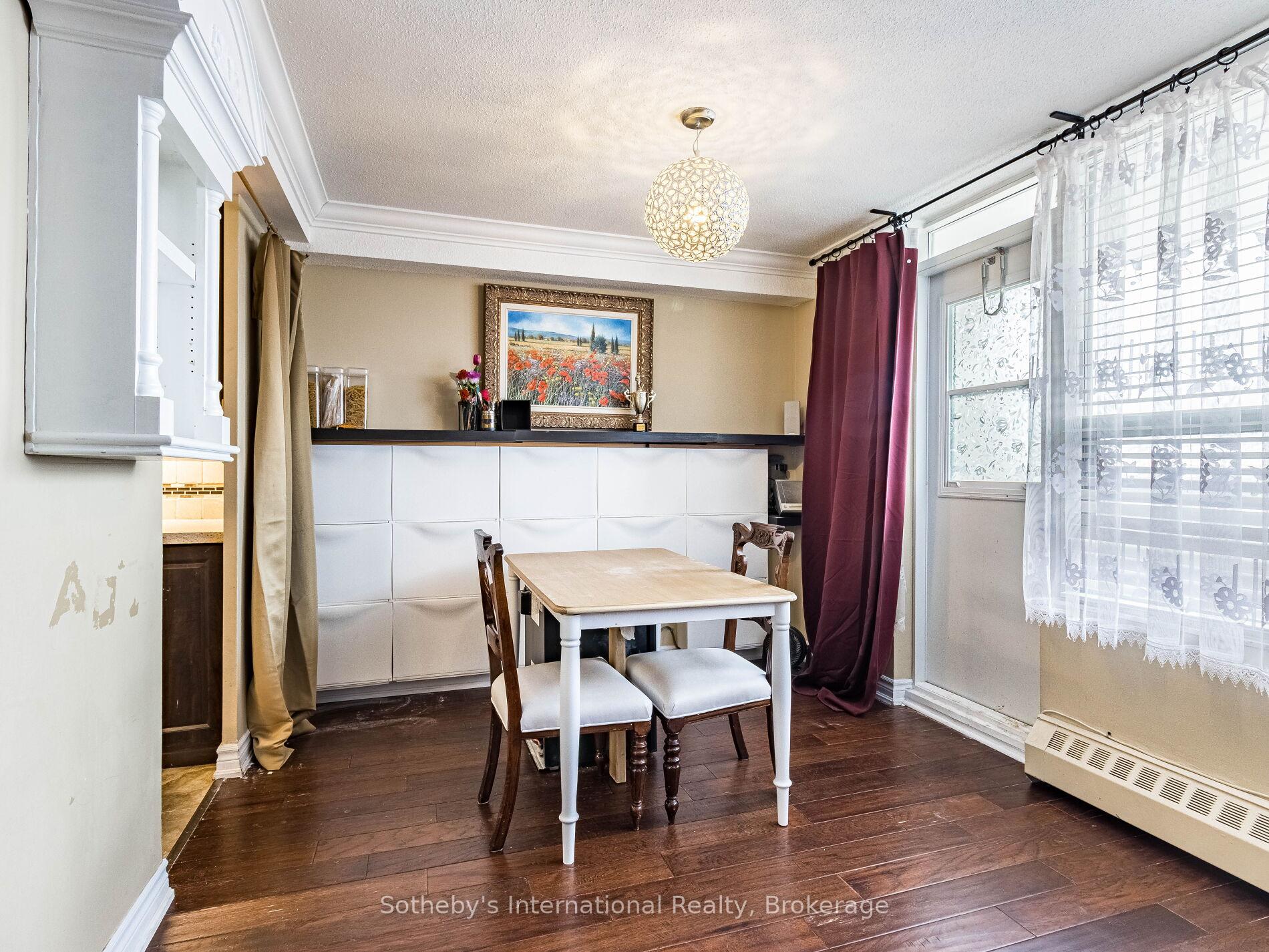 3 Bedrooms Condo at 3120 Kirwin,  Mississauga For sale