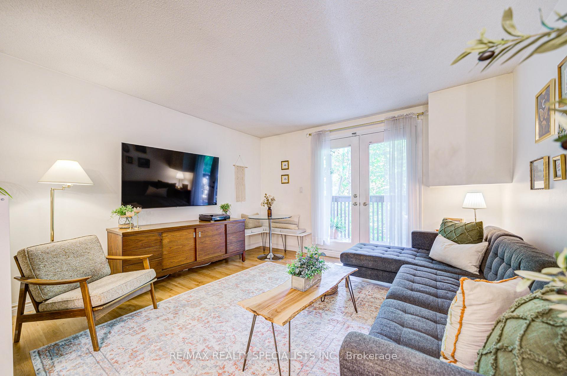 2 Bedrooms Condo at 2030 Cleaver, Burlington For sale