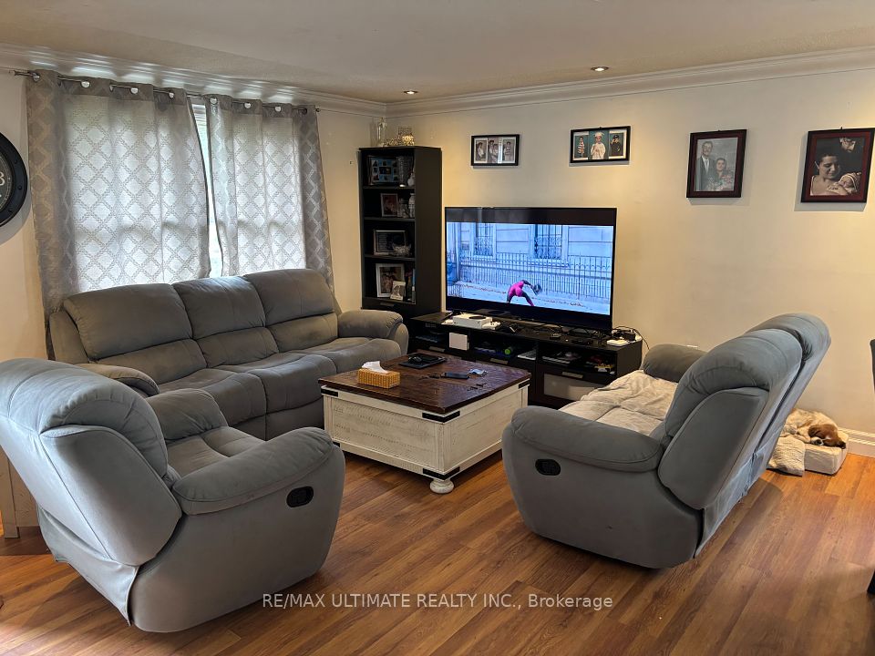 18 Hickling Trail, Barrie, ON L4M 5S3