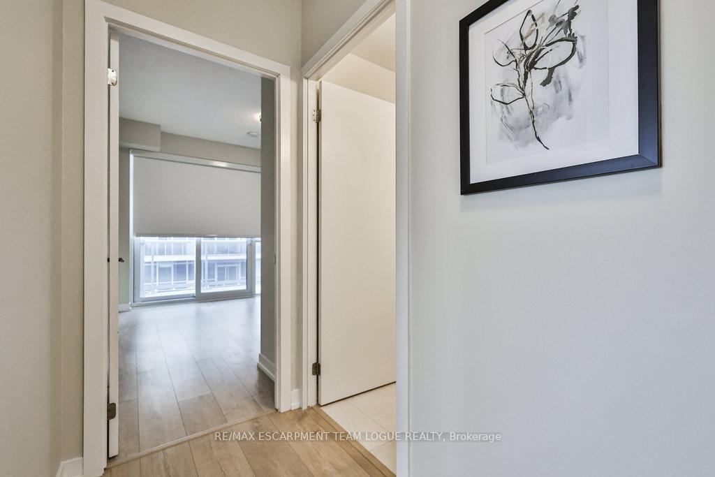 2 Bedrooms Condo at 2081 Fairview,  Burlington For sale