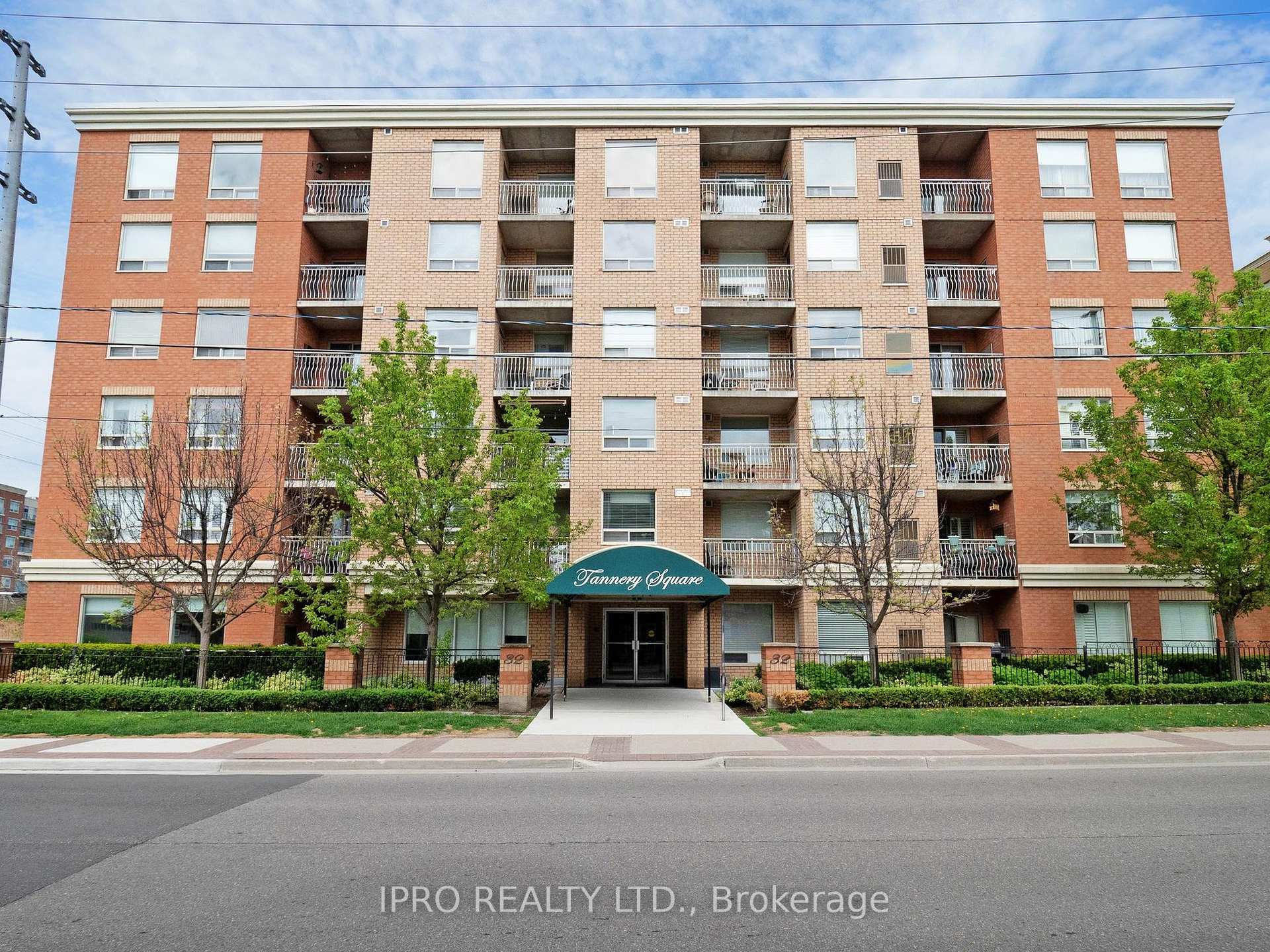 2 Bedrooms Condo at 32 Tannery, Mississauga For sale
