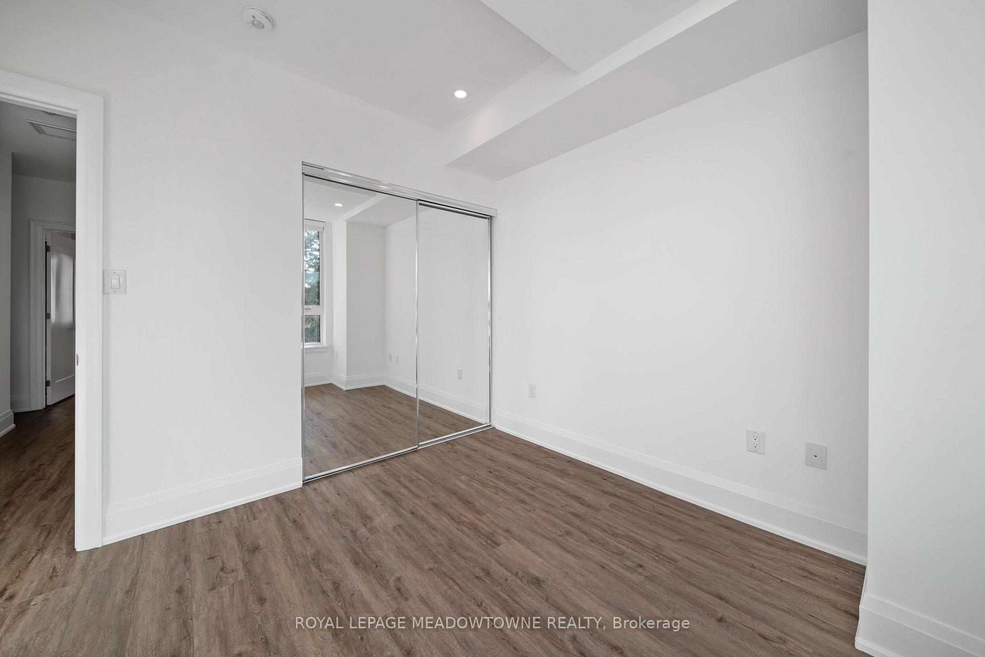 4 Bedrooms Condo at 121 High, Mississauga For sale