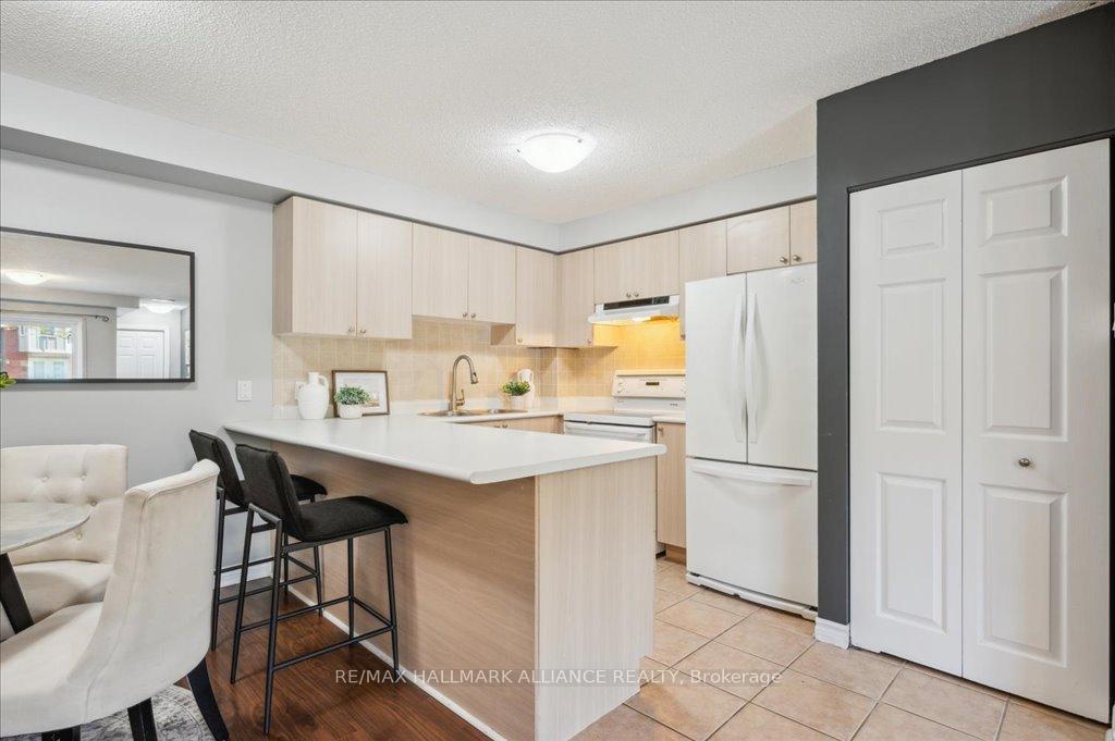 2 Bedrooms Condo at 1701 Lampman, Burlington For sale
