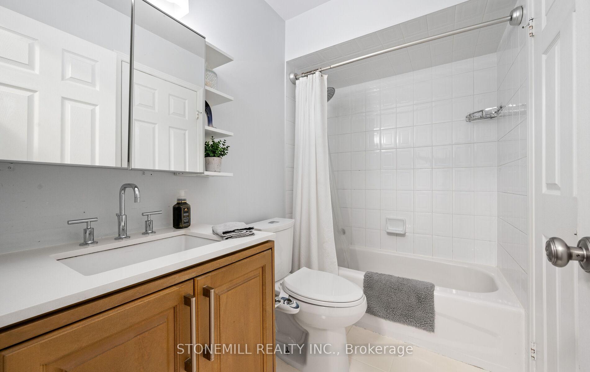 2 Bedrooms Condo at 4200 Kilmer, Burlington For sale