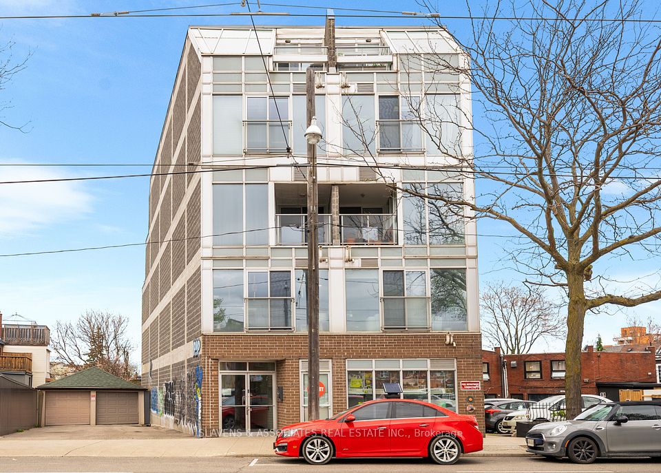 1636 Dundas