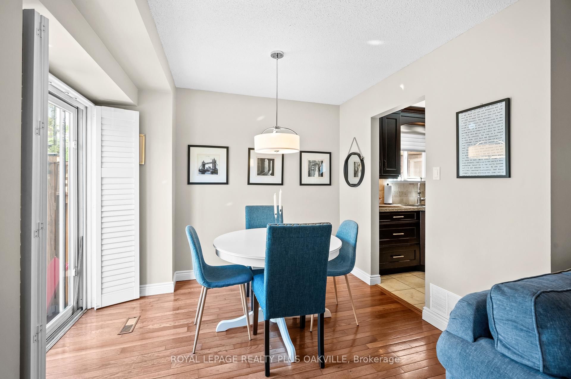 2 Bedrooms Condo at 5255 Lakeshore, Burlington For sale