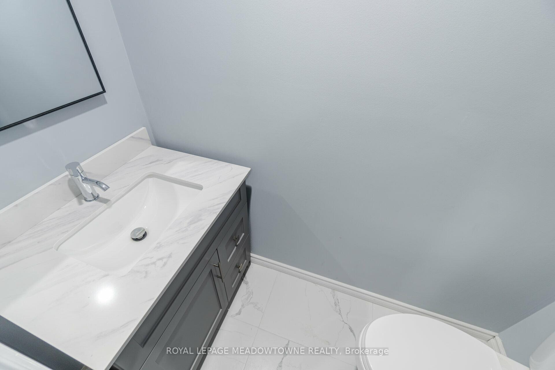 3 Bedrooms Condo at 11 Harrisford, Hamilton For sale