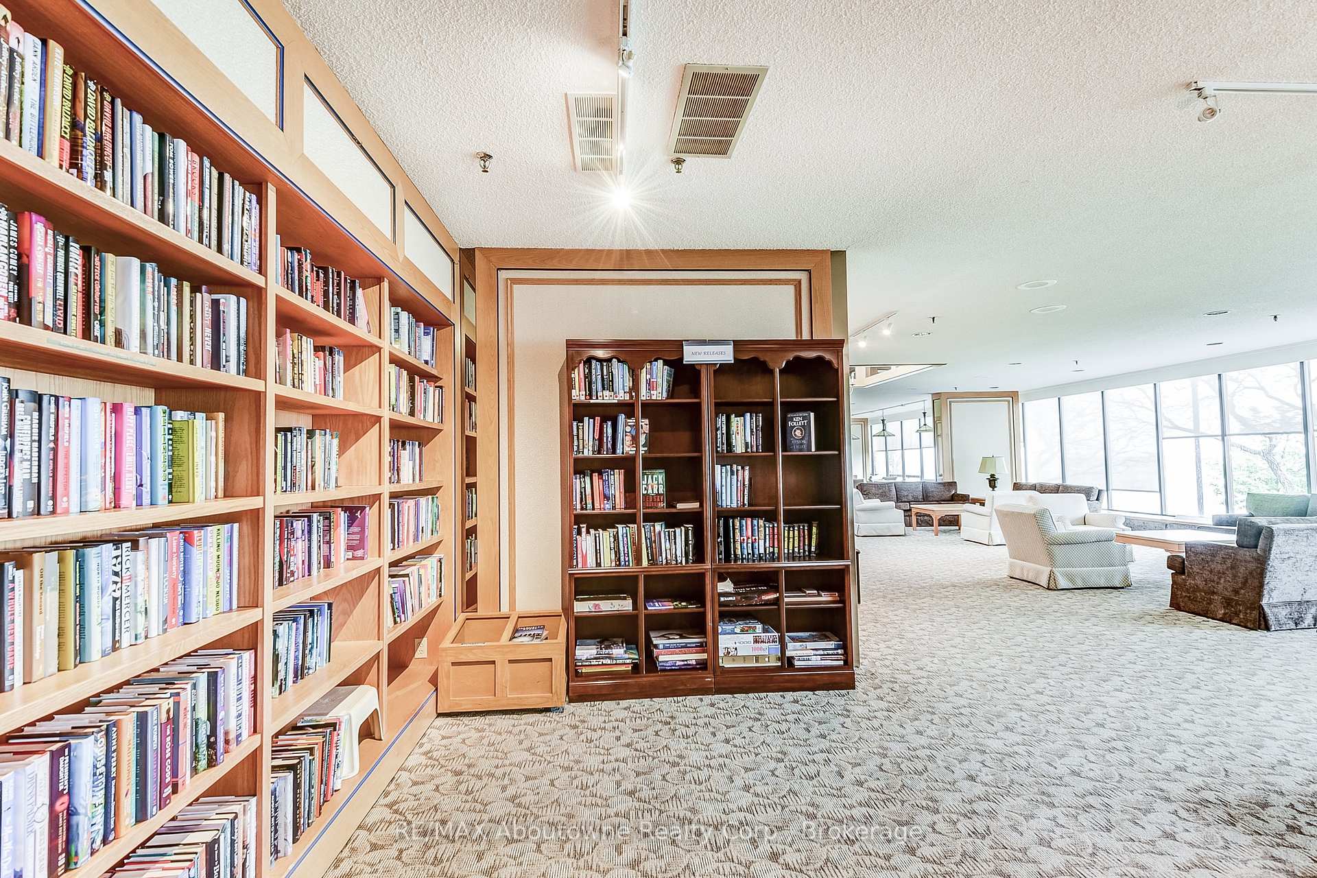 2 Bedrooms Condo at 2180 Marine, Oakville For sale