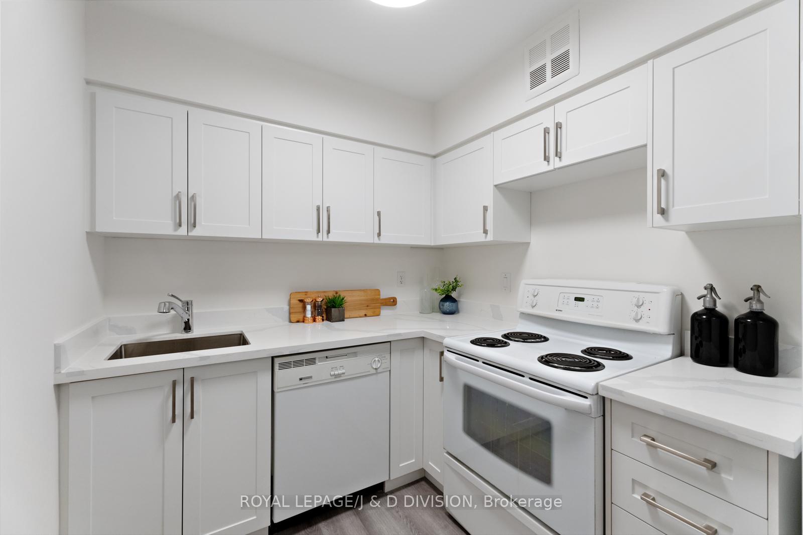 2 Bedrooms Condo at 25 Maitland,  Toronto For sale