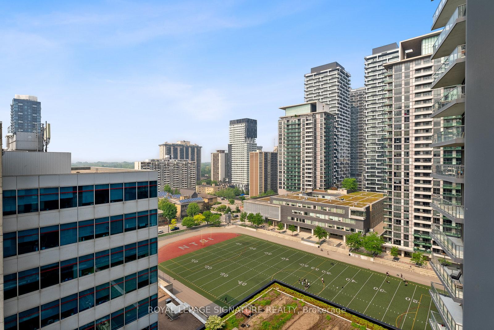 2 Bedrooms Condo at 30 Roehampton, Toronto For sale