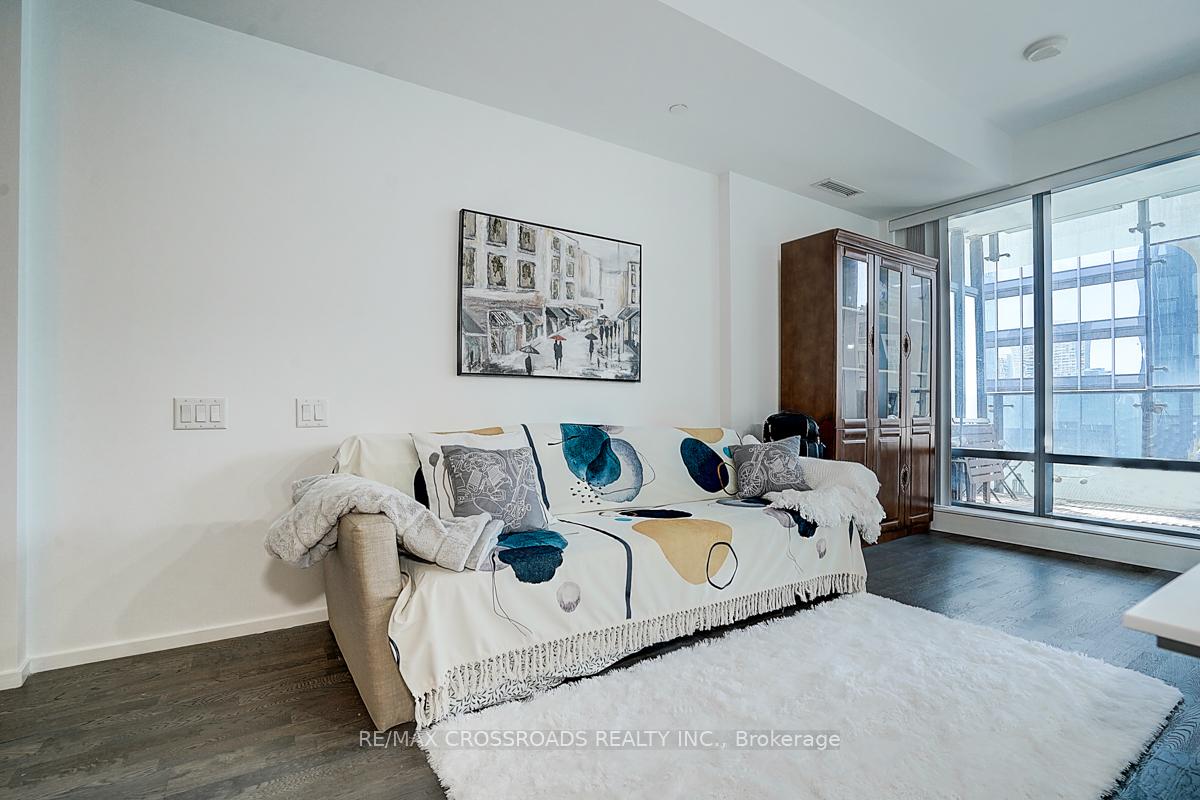 2 Bedrooms Condo at 5 St Joseph, Toronto For sale
