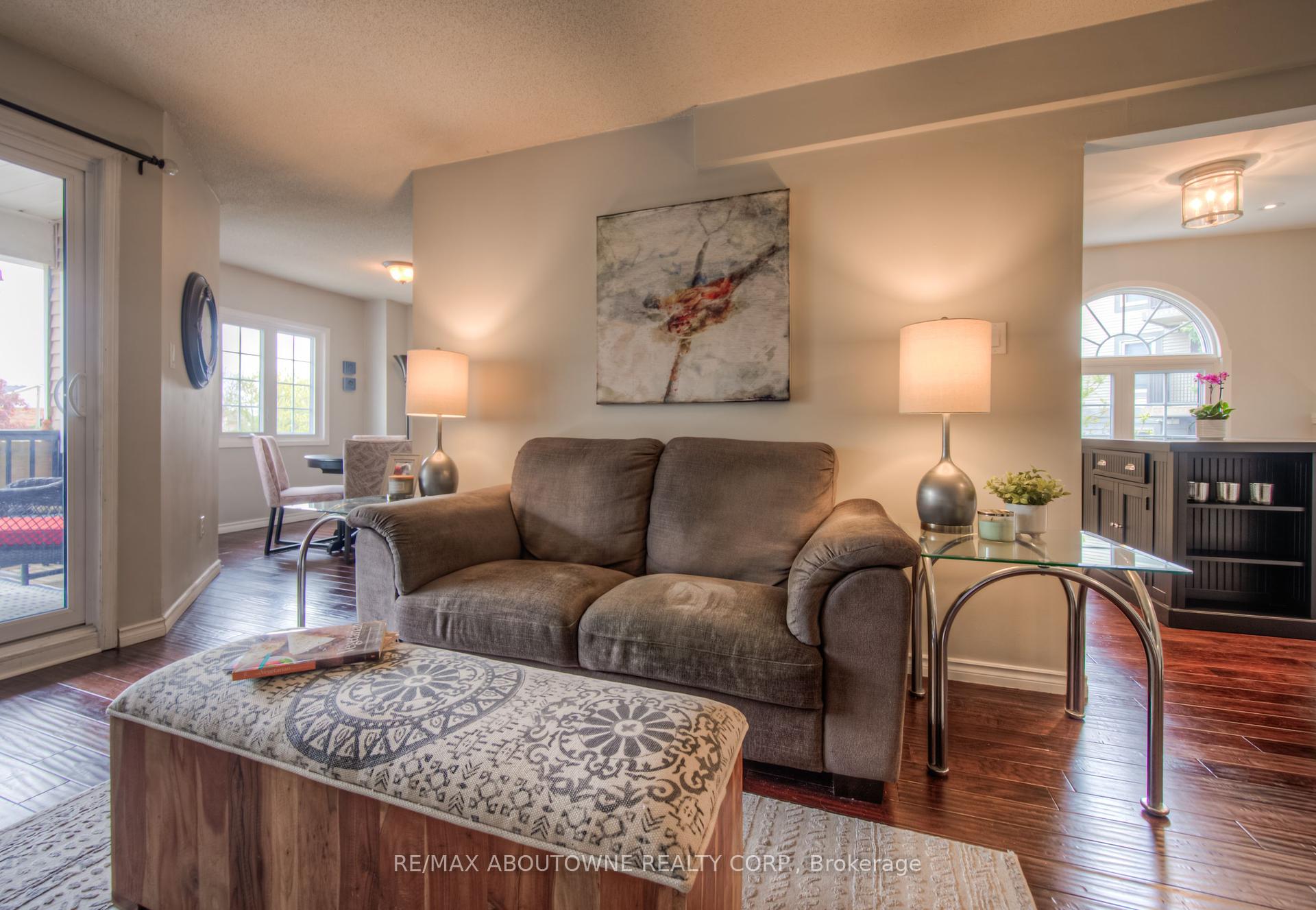 2 Bedrooms Condo at 2110 Cleaver, Burlington For sale