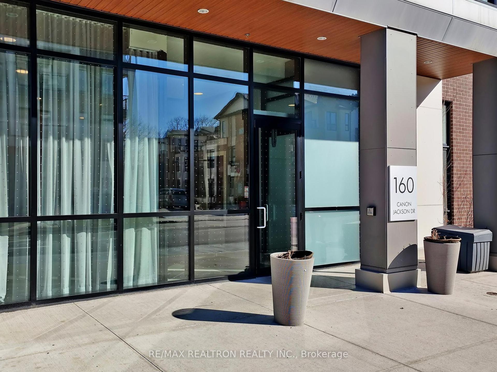 2 Bedrooms Condo at 160 Canon Jackson, Toronto For sale