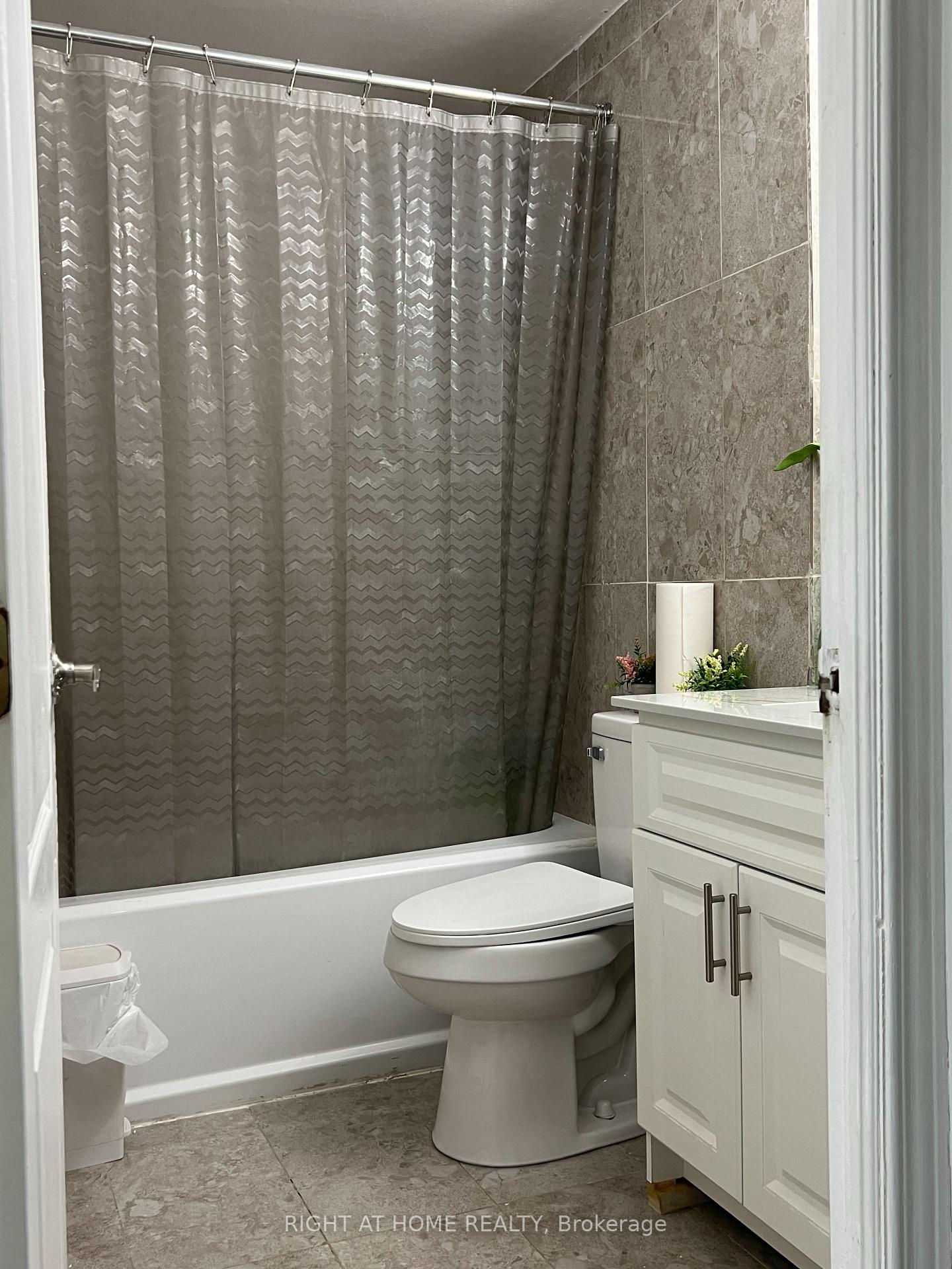 5 Bedrooms Condo at 3040 Constitution, Mississauga For sale