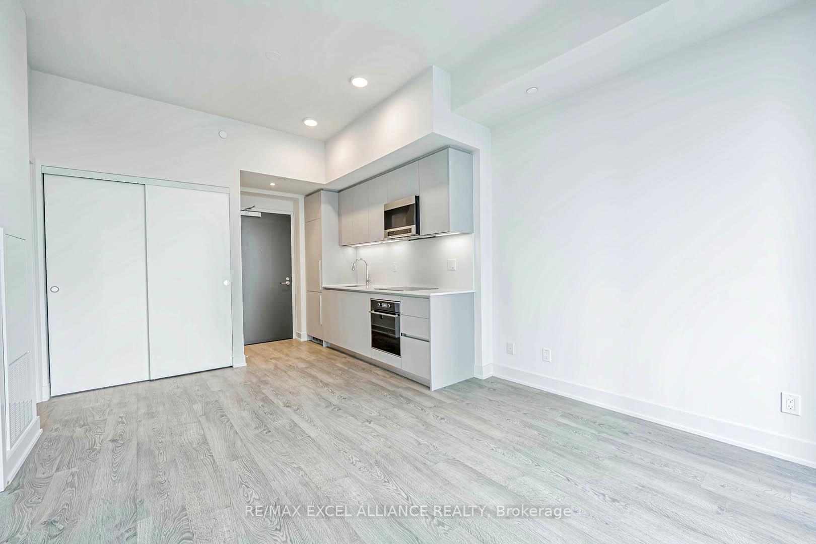 1 Bedroom Condo at 8 Cumberland,  Toronto For sale
