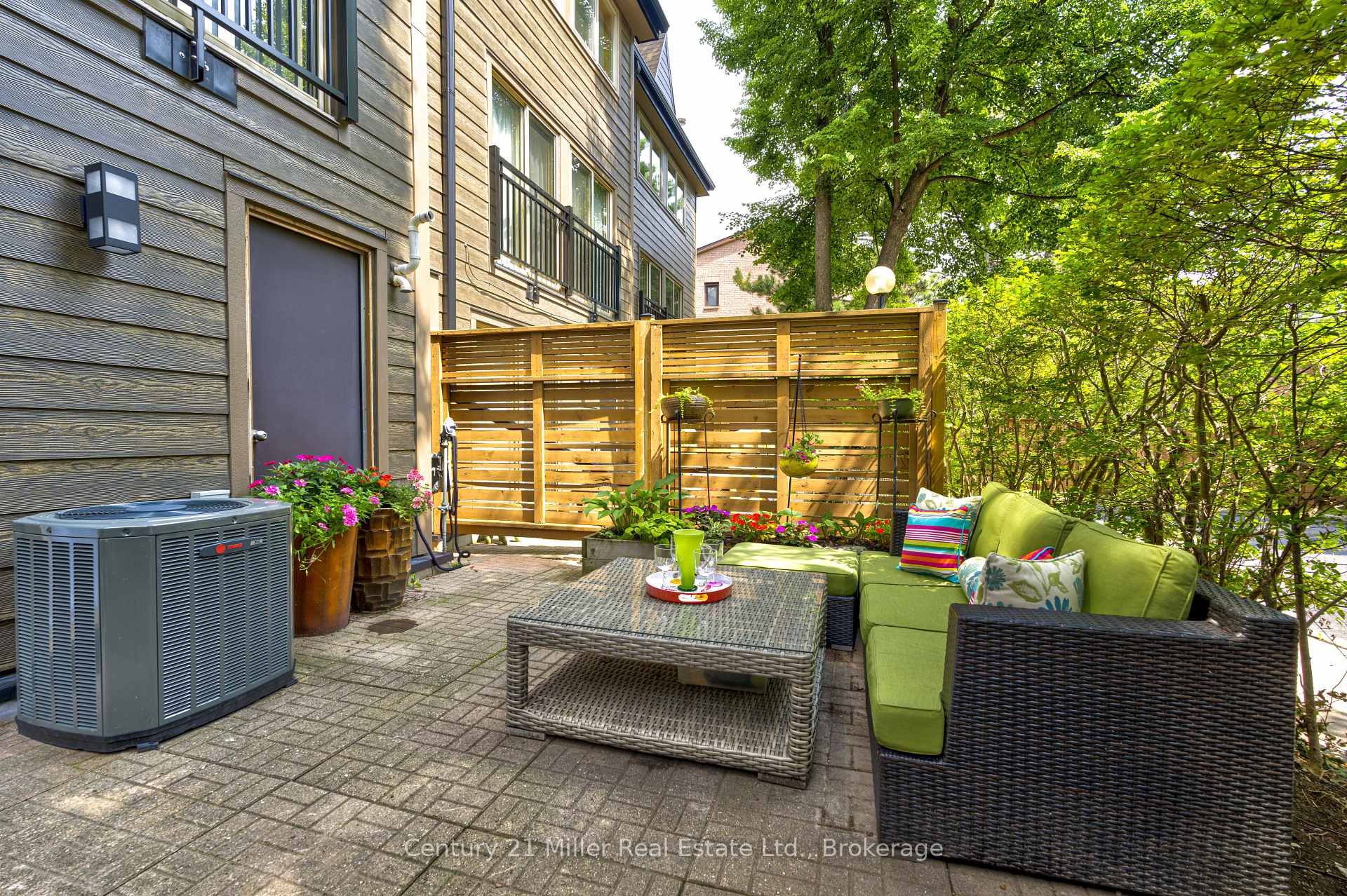 3 Bedrooms Condo at 1120 Queens, Oakville For sale