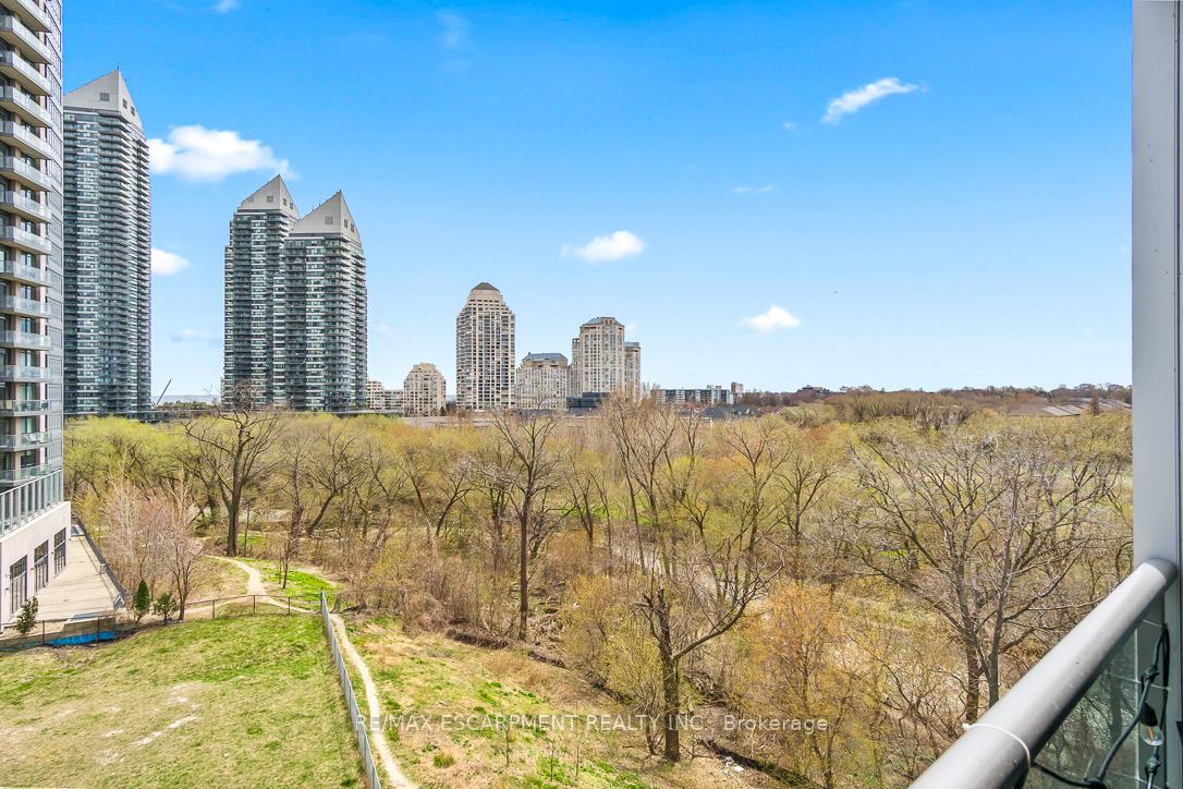 2 Bedrooms Condo at 88 Park Lawn,  Toronto For sale
