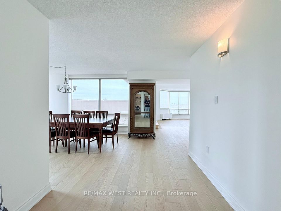 #UPH1 - 25 Fairview Road, Mississauga, ON L5B 3Y8