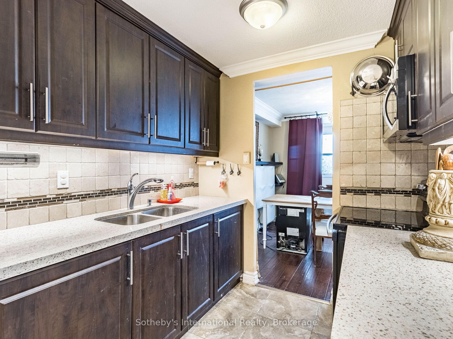 3 Bedrooms Condo at 3120 Kirwin,  Mississauga For sale