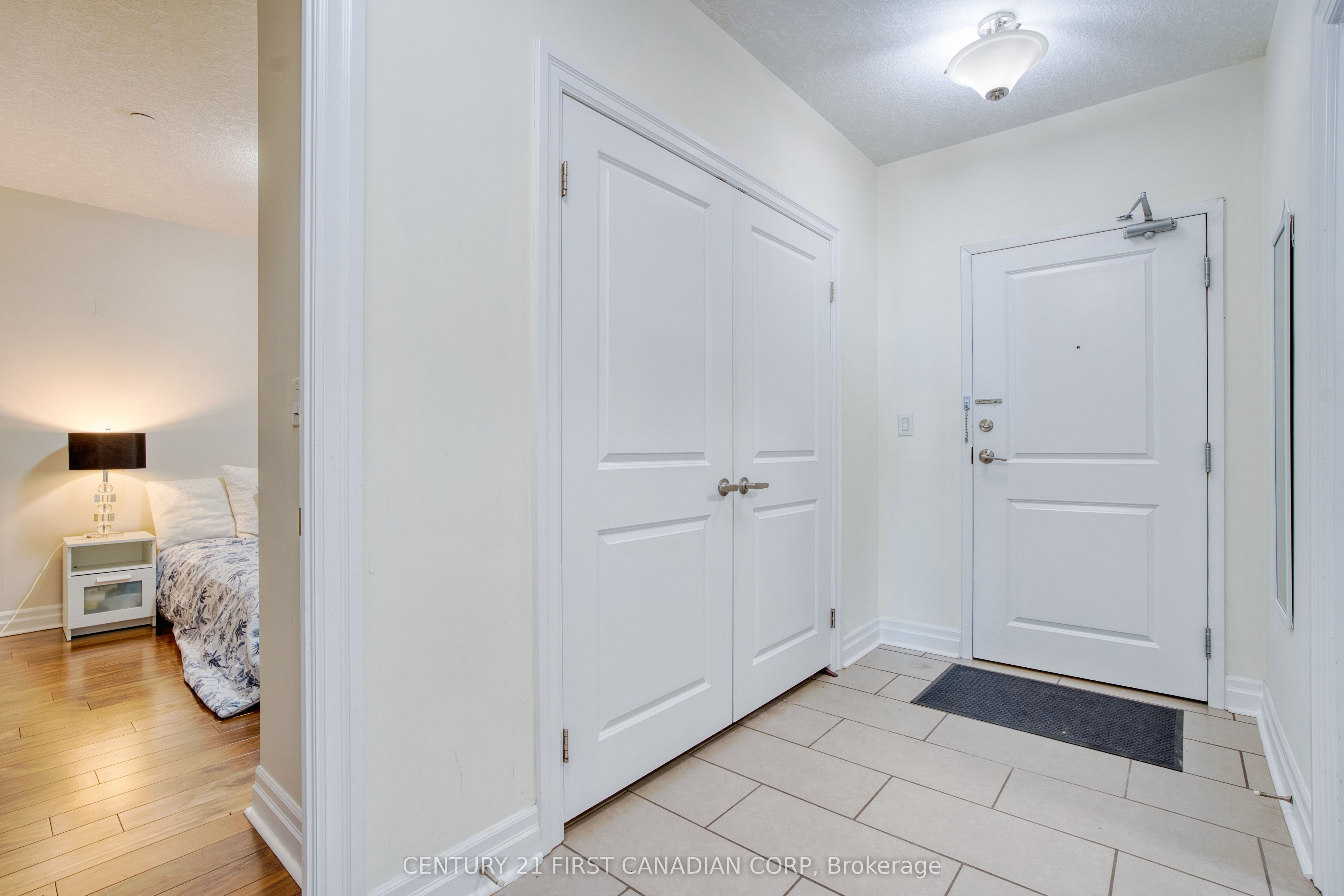 240 Villagewalk Boulevard, #812