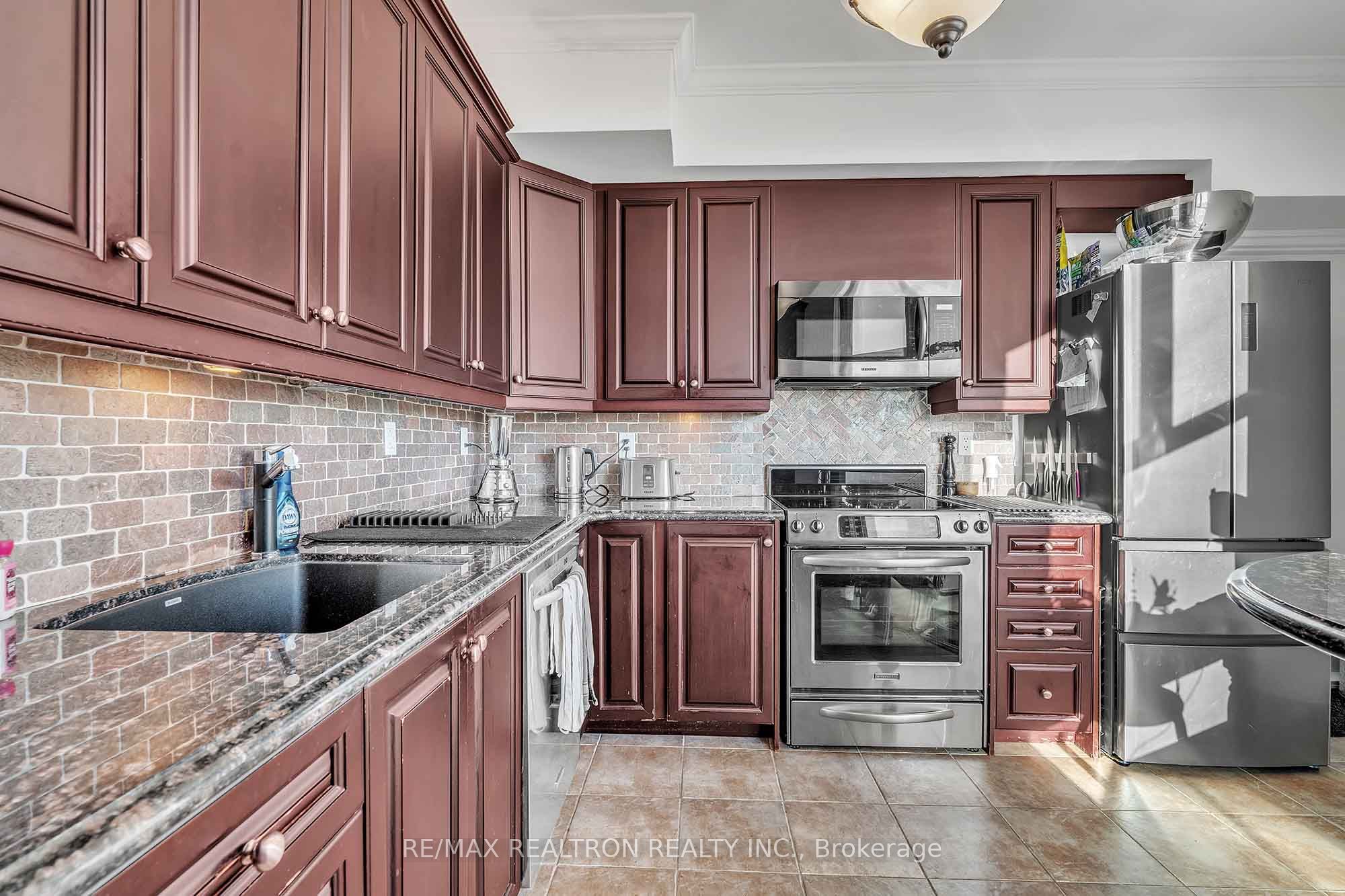 423 Avenue Road, #12