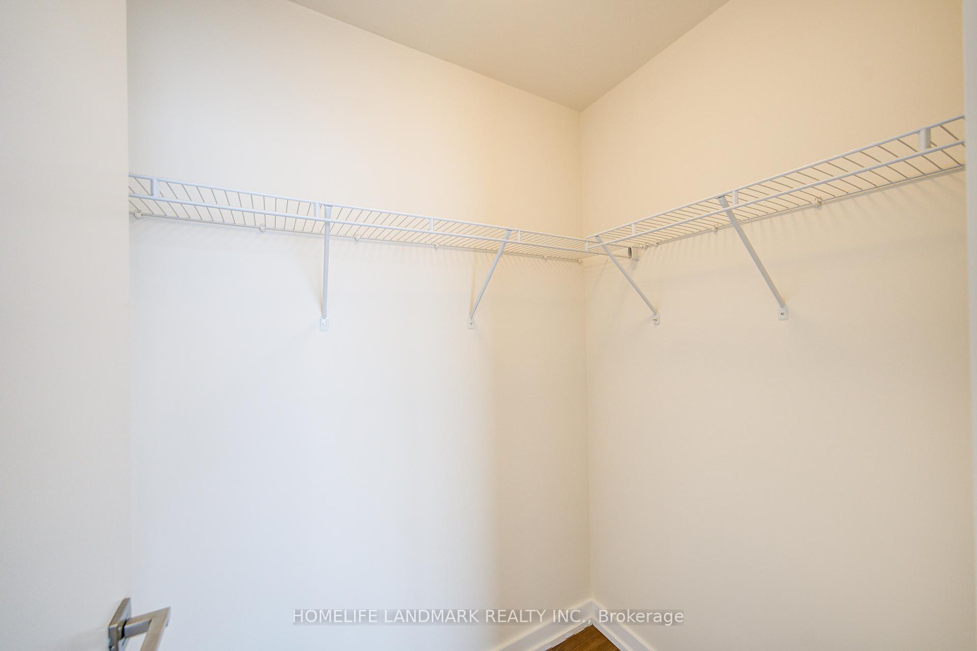 3 Bedrooms Condo at 4011 Brickstone, Mississauga For sale