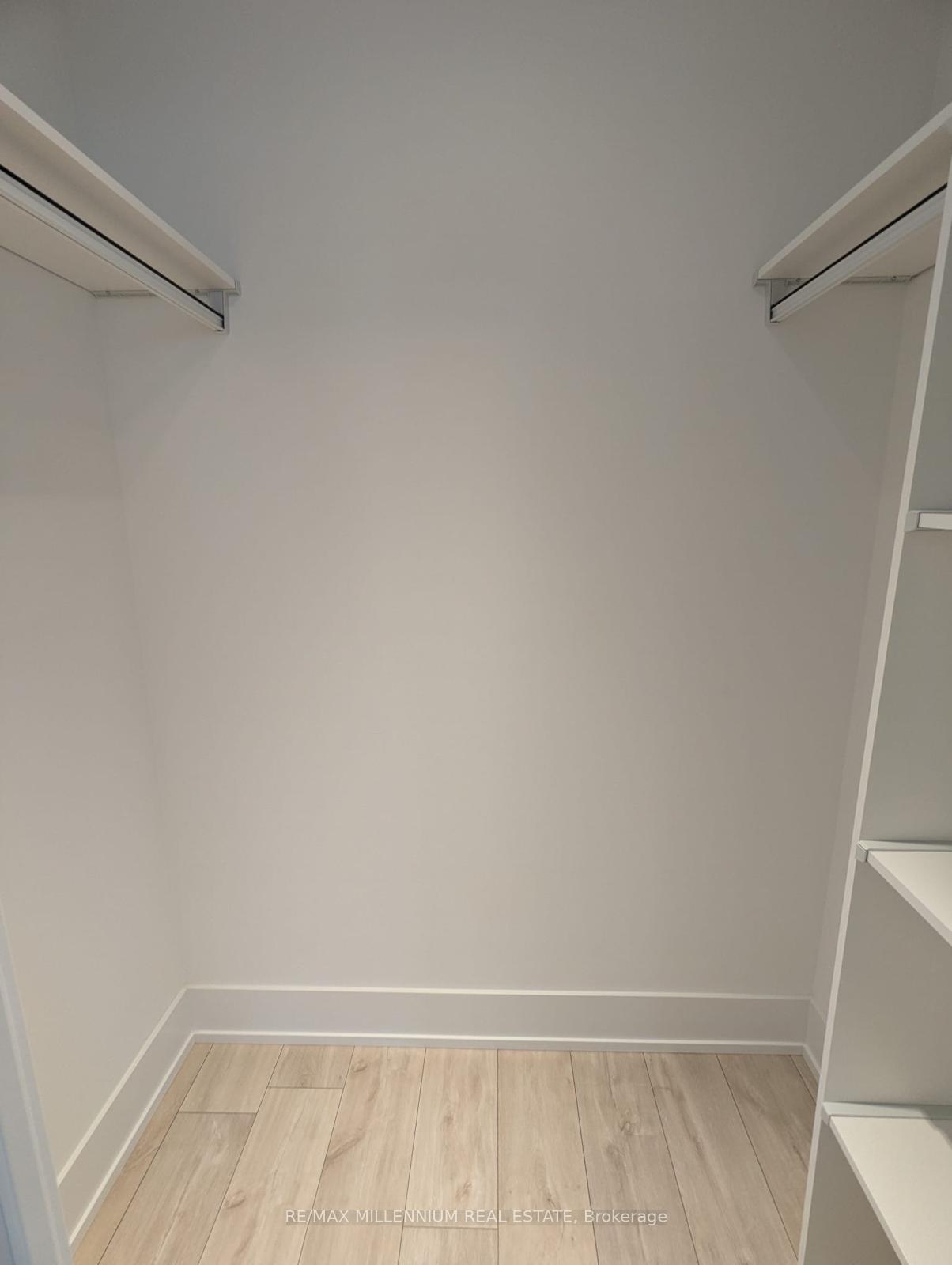 1 Bedroom Condo at 10 Inn on the park, Toronto For sale