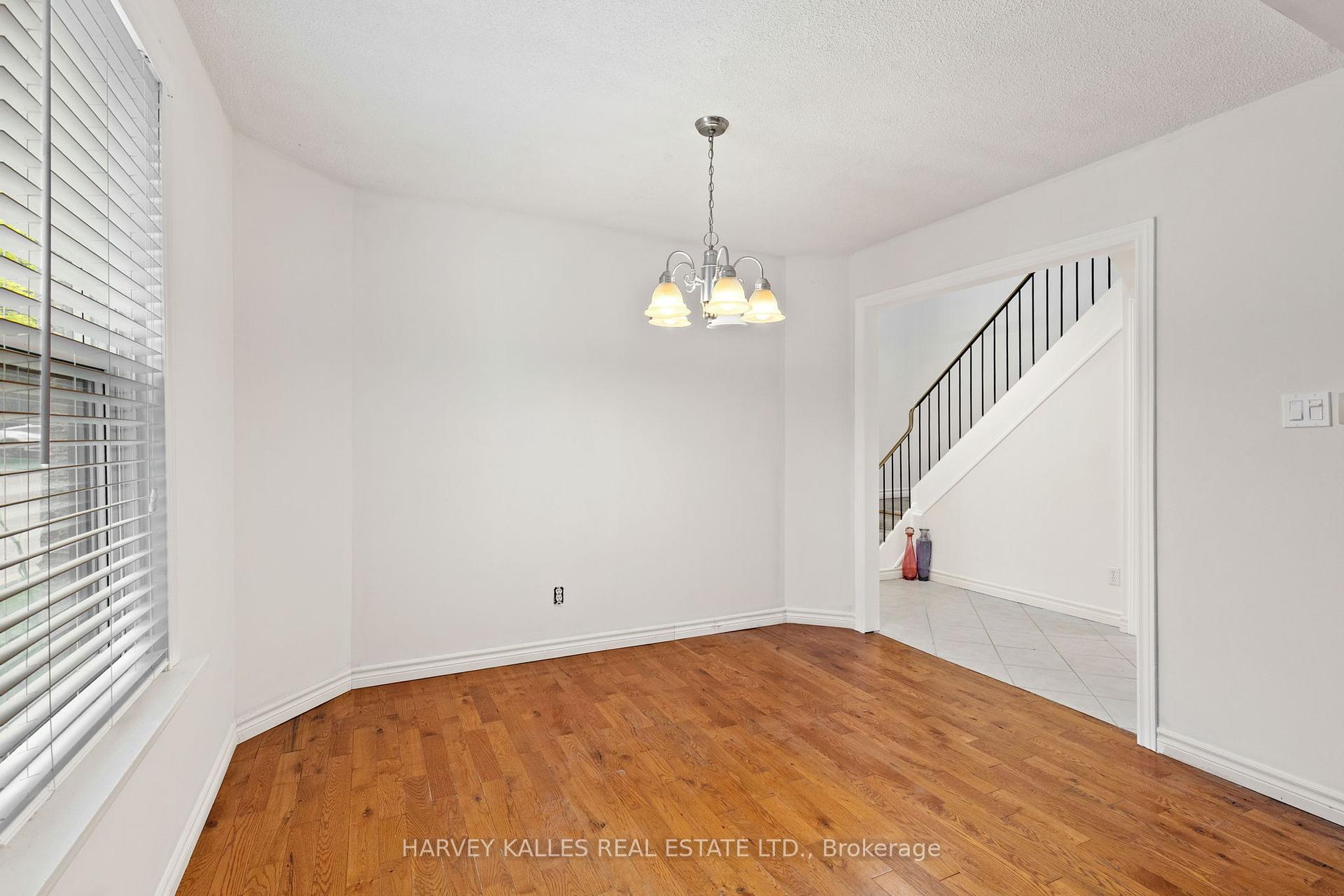 3 Bedrooms Condo at 2020 South Millway, Mississauga For sale