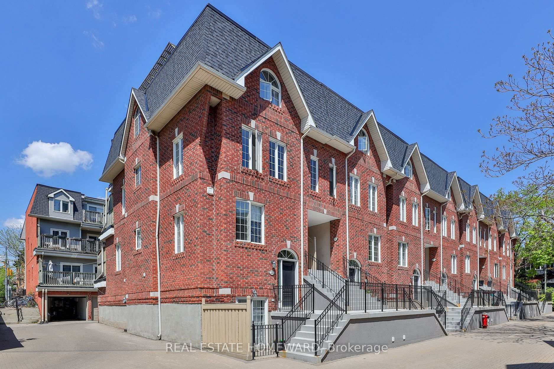 3 Bedrooms Condo at 36 Rusholme Park, Toronto For sale